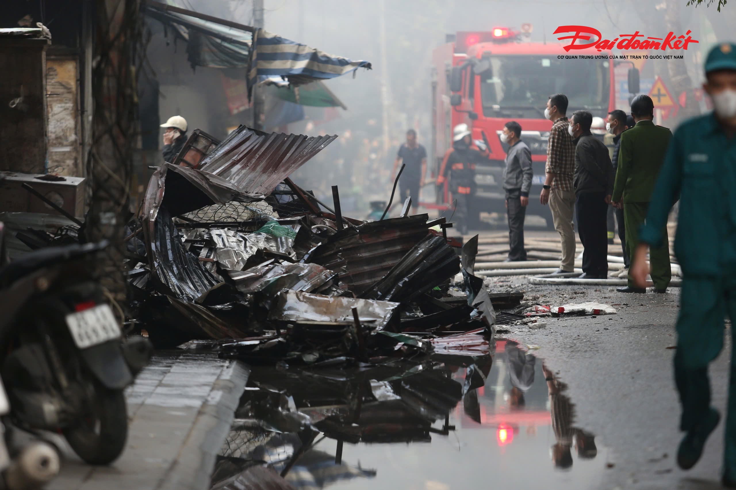 Đến 8h30 ngày 23/12, lực lượng Cảnh sát PCCC&CNCH Công an TP Hà Nội tiếp tục dập tàn, làm mát các cấu kiện bên trong.