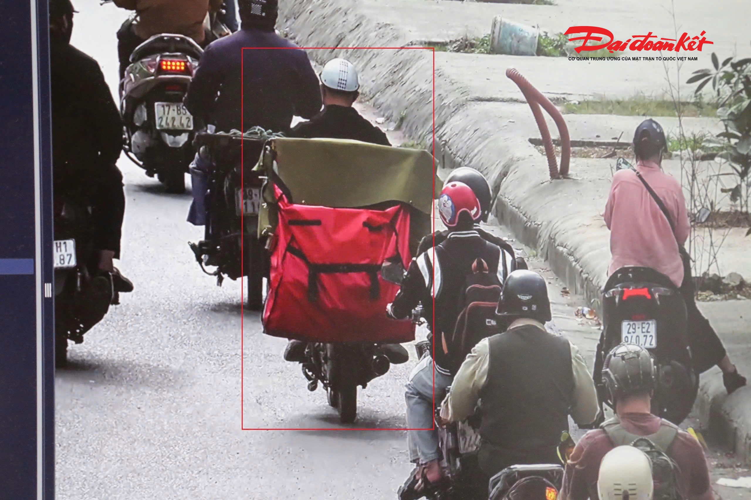 Sau đó, CSGT sử dụng bộ đàm và thông báo cho cán bộ tổ công tác đang làm nhiệm vụ trực tiếp trên đường để xử lý các trường hợp vi phạm.