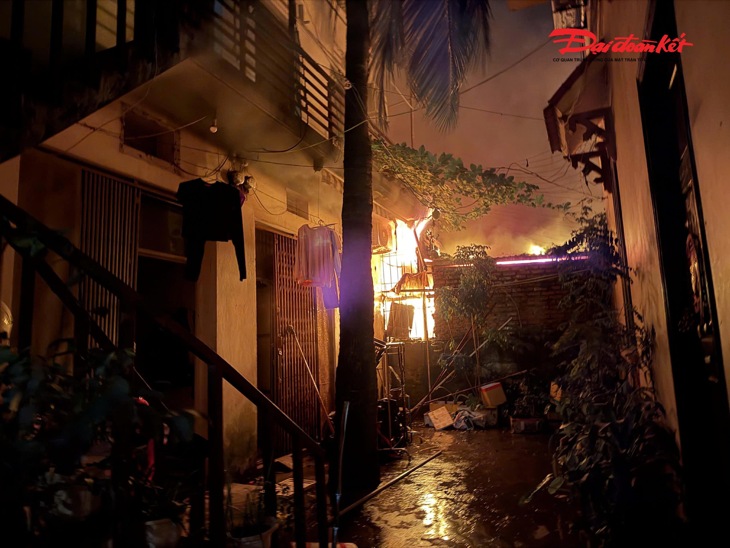 Phòng Cảnh sát PCCC&CNCH Công an TP Hà Nội cho biết, khoảng 4h34 cùng ngày, Trung tâm thông tin chỉ huy nhận được tin báo cháy chợ Xanh. 8 xe chữa cháy của các Đội Chữa cháy và Cứu nạn, cứu hộ khu vực số 12 và 13 cùng hơn 30 cán bộ, chiến sĩ được điều động đến hiện trường.