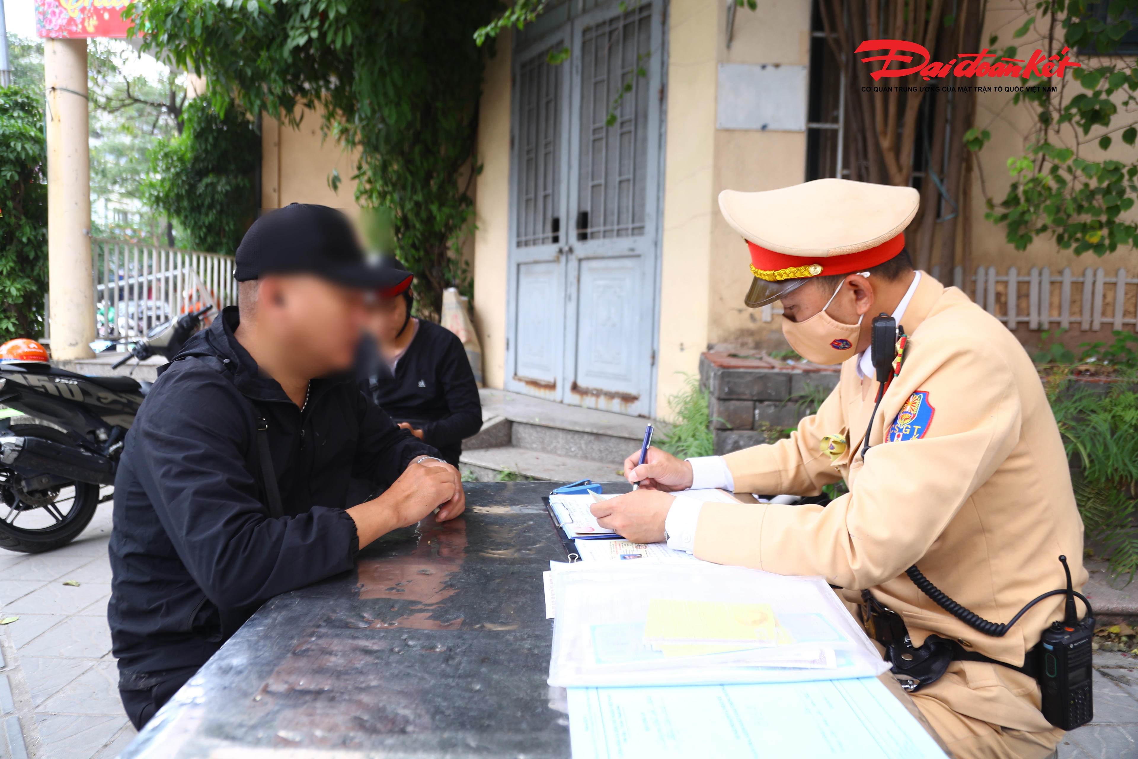 "Các trường hợp vi phạm đa phần là lái xe ôm công nghệ, người giao hàng... đã sử dụng khẩu trang, chở hàng hóa làm che phần biển số rồi thực hiện hành vi vi phạm giao thông. Để xử lý nghiêm tình trạng này, chúng tôi phối hợp với Trung tâm điều khiển giao thông Hà Nội để phát hiện, xử lý. Không có chuyện cứ che biển số là tránh được bị xử phạt", vị Trung tá CSGT nhấn mạnh.