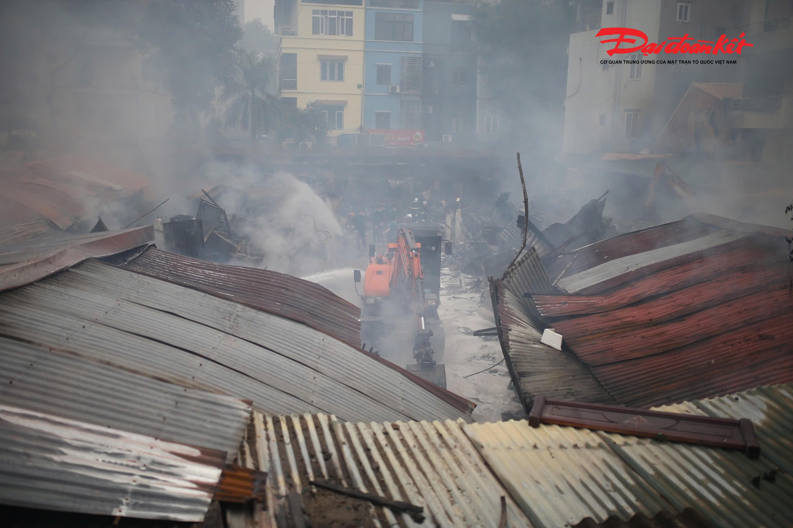 Phòng Cảnh sát PCCC&amp;CNCH Công an TP Hà Nội, lực lượng chức năng đã cứu được 2.000m2 các ki-ốt trong chợ, gồm: dãy ki-ốt ở ngõ 76 phố Trịnh Đình Cửu, dãy ki-ốt từ số 24 đến 34 trên mặt đường Trần Nguyên Đán và khu vực trạm biến áp.