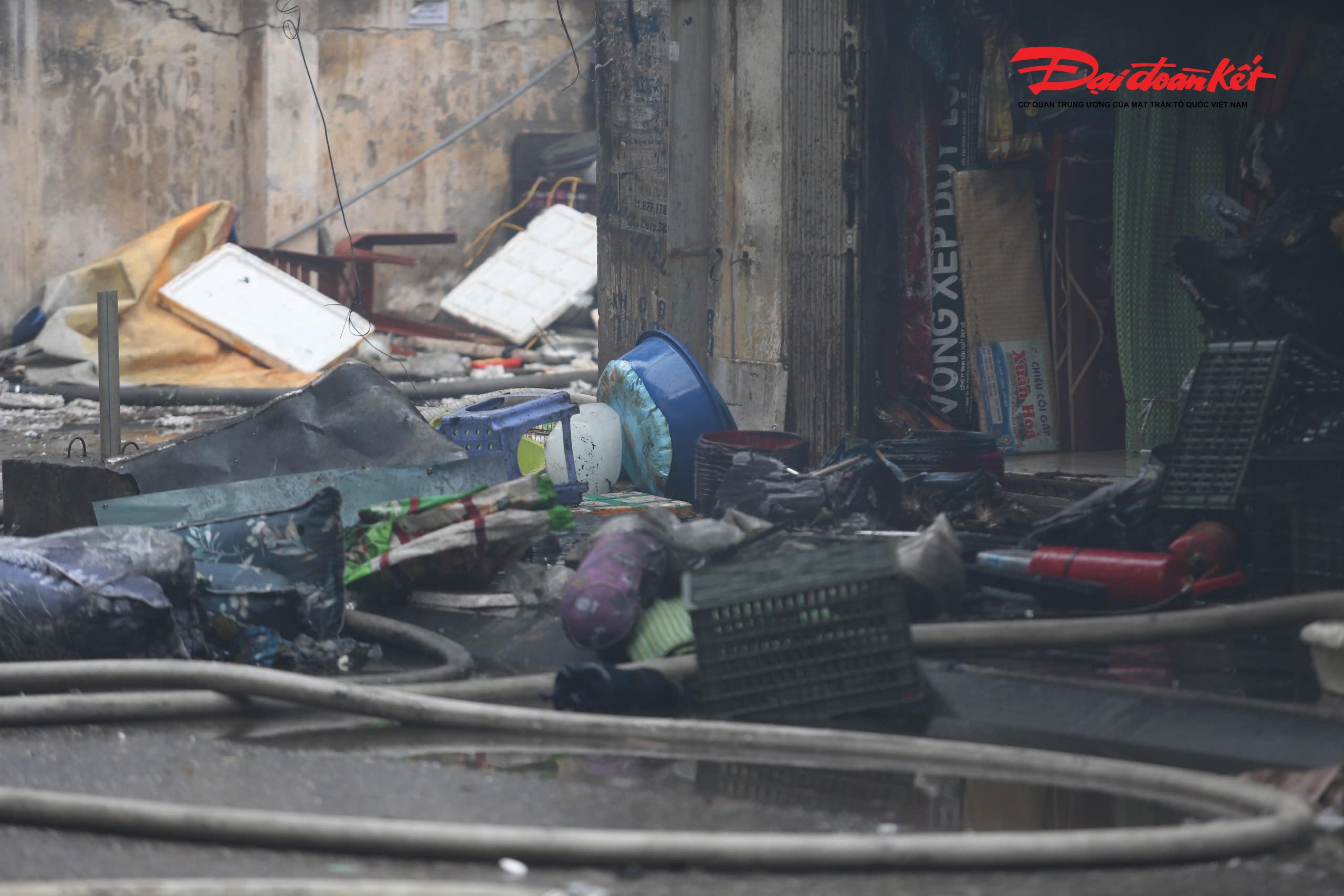 Phía bên trong chợ tan hoang sau vụ cháy.