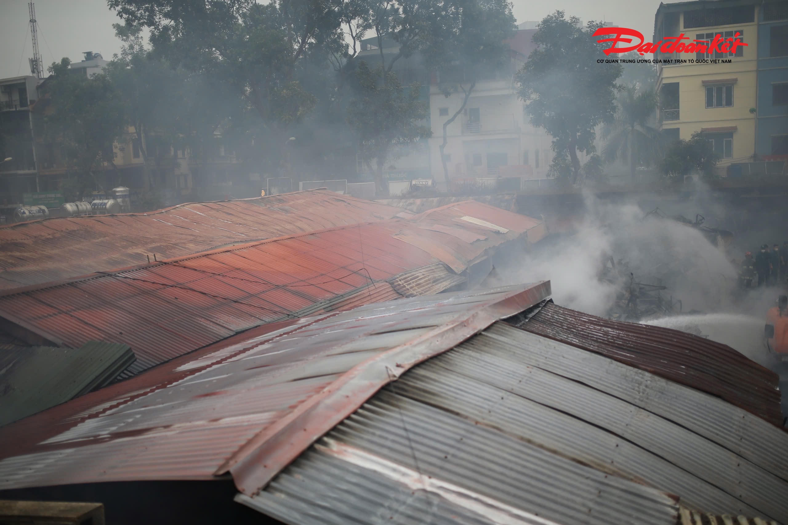"Chỉ huy chữa cháy đã khẩn trương chỉ đạo khai thác các nguồn nước xung quanh, triển khai nhiều mũi tấn công chống cháy lan, tiếp cận gốc lửa để dập tắt đám cháy. Đồng thời, chính quyền địa phương huy động máy xúc phá dỡ cấu kiện sụp đổ, mở lối cho lực lượng chức năng tiếp cận hiện trường, tổ chức dập tắt đám cháy", Phòng Cảnh sát PCCC&CNCH thông tin.