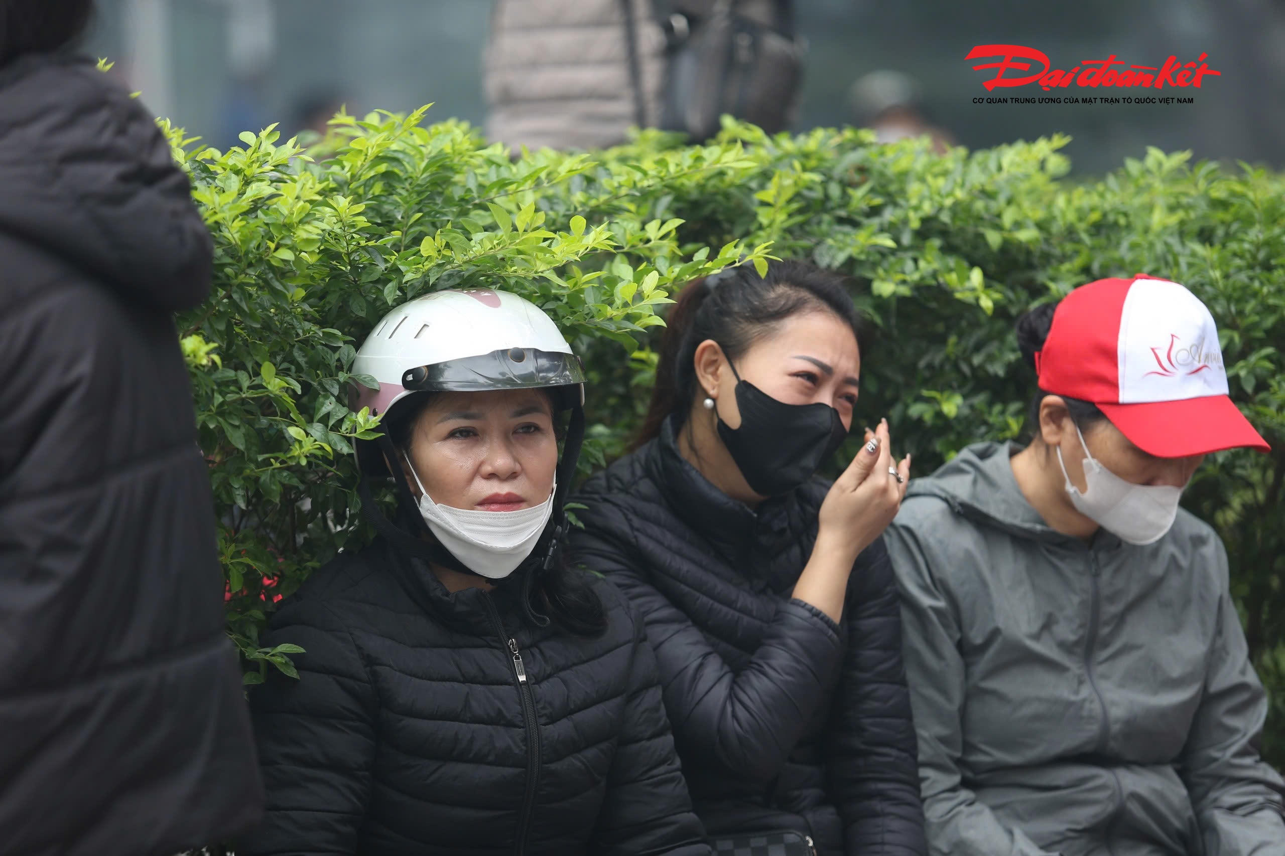 Chia sẻ với PV, Chị Nguyễn Thị Lan, tiểu thương gắn bó với chợ 25 năm, khóc ngất khi biết tài sản đã bị thiêu rụi. Rạng sáng, thấy chợ cháy, chị từ chung cư đối diện vội chạy sang nhưng không kịp cứu bất cứ đồ đạc nào. Thiệt hại của gia đình chị ước khoảng một tỷ đồng, do ngoài ki-ốt bán đồ gia dụng còn có một kho hàng bên trong chợ.