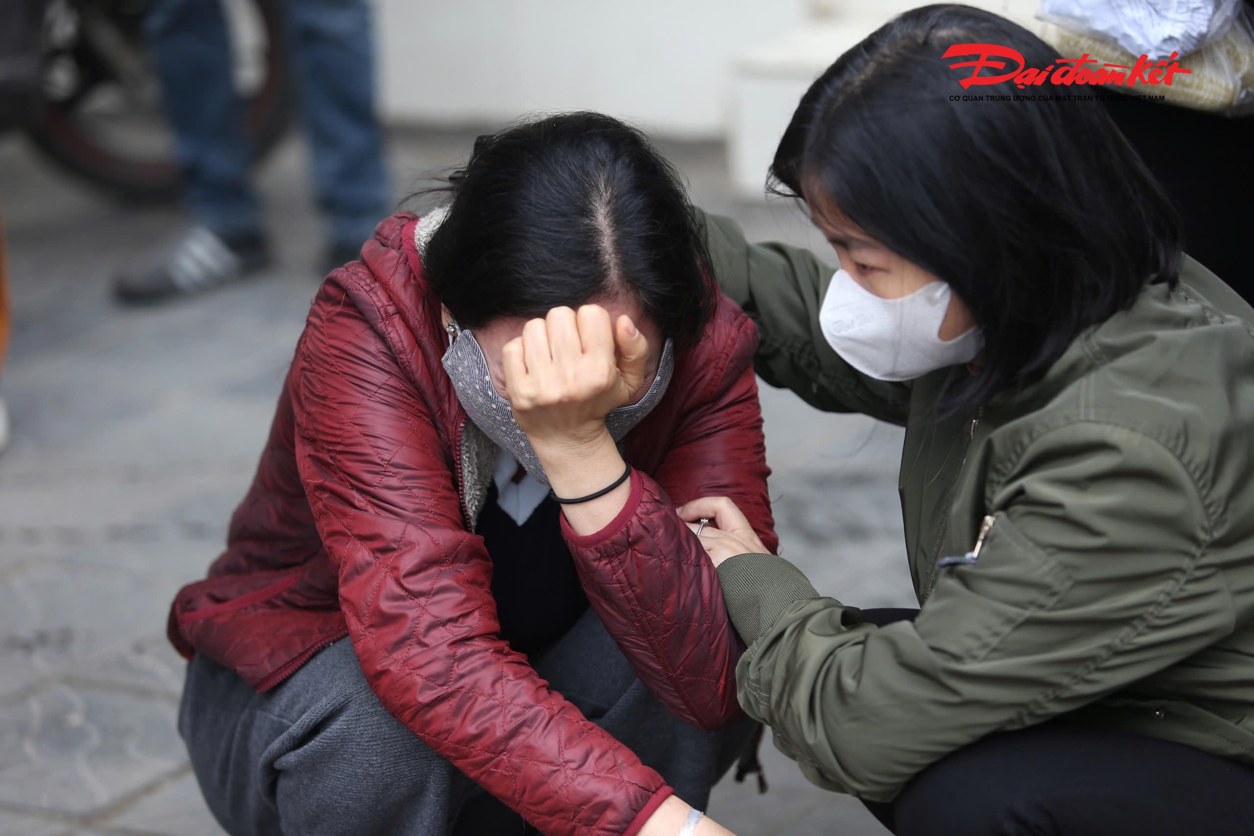 Người dân thẫn thờ ngồi nhìn về phía khu chợ, chưa biết số phận gian hàng của mình ra sao.