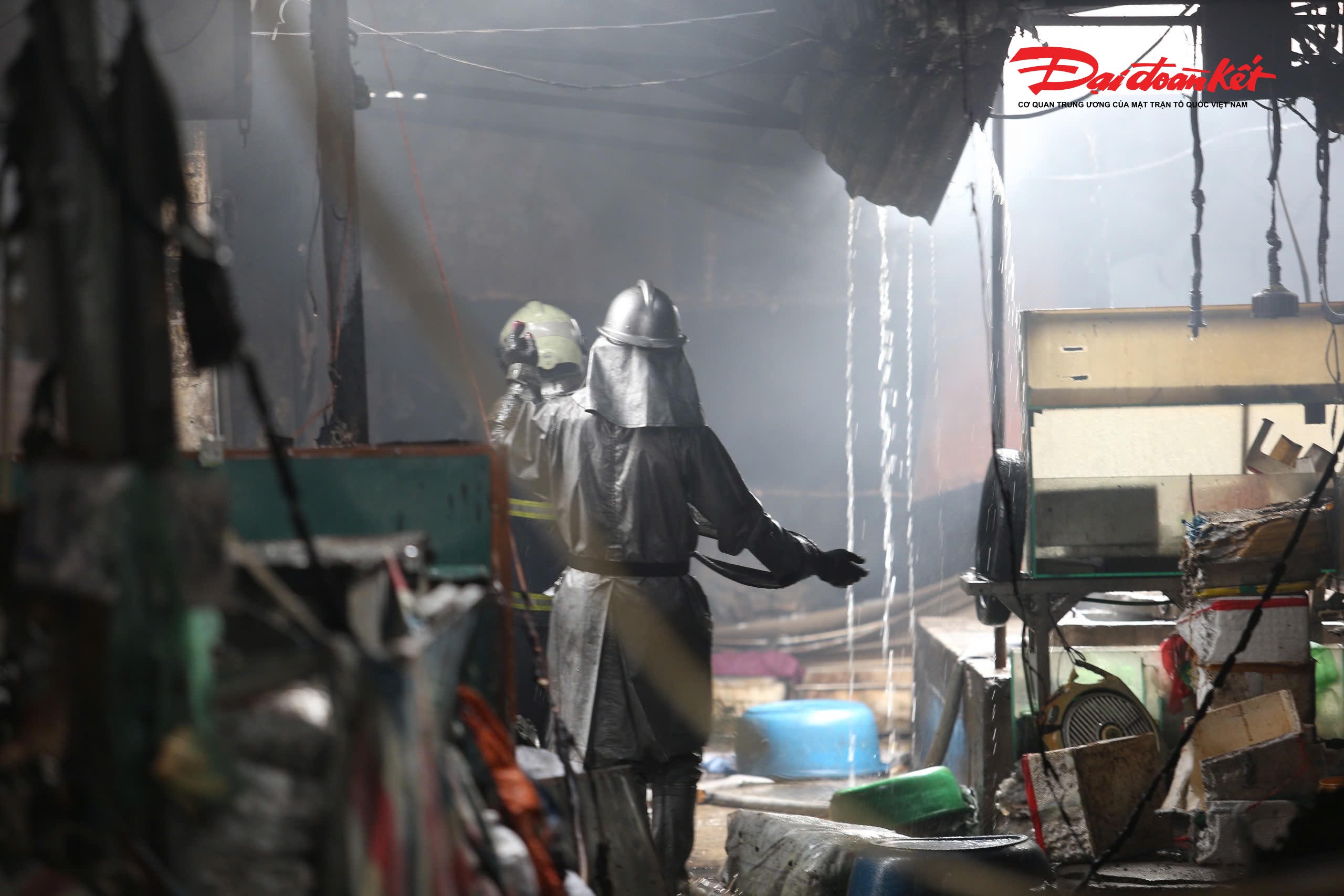 Phòng Cảnh sát PCCC&CNCH Công an TP Hà Nội, lực lượng chức năng đã cứu được 2.000m2 các ki-ốt trong chợ, gồm: dãy ki-ốt ở ngõ 76 phố Trịnh Đình Cửu, dãy ki-ốt từ số 24 đến 34 trên mặt đường Trần Nguyên Đán và khu vực trạm biến áp.