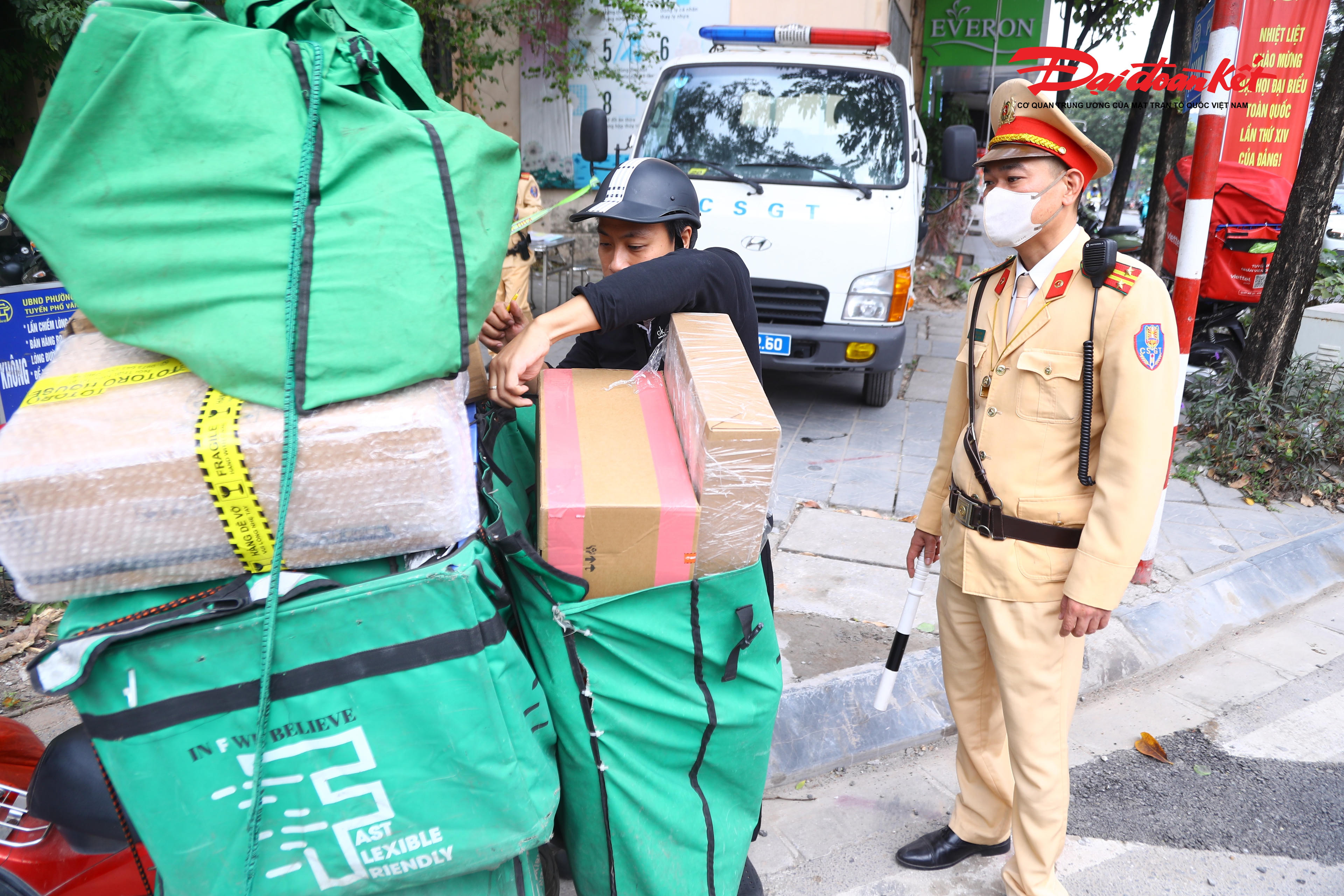 Là một trường hợp shipper chở hàng làm che khuất biển kiểm soát xe máy, anh T.V.Q. (SN 1992, trú tại Hà Nội) cho biết, bản thân anh này nhận thức được hành vi vi phạm.