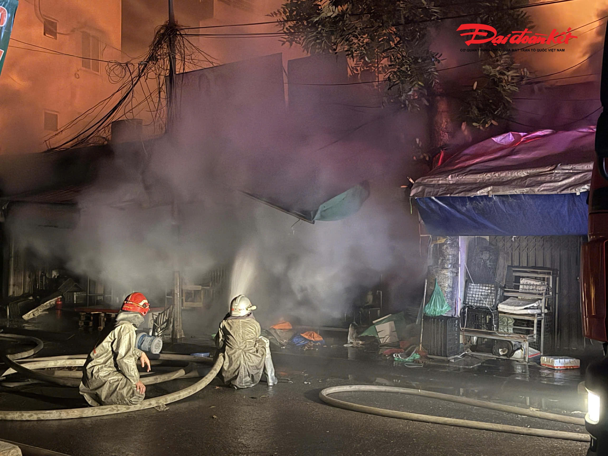 Khoảng 4h30, hỏa hoạn bất ngờ bùng phát tại chợ Xanh lan nhanh trong khu vực nhiều gian hàng vải, đồ mã; sau gần 2 giờ, đám cháy cơ bản được khống chế.