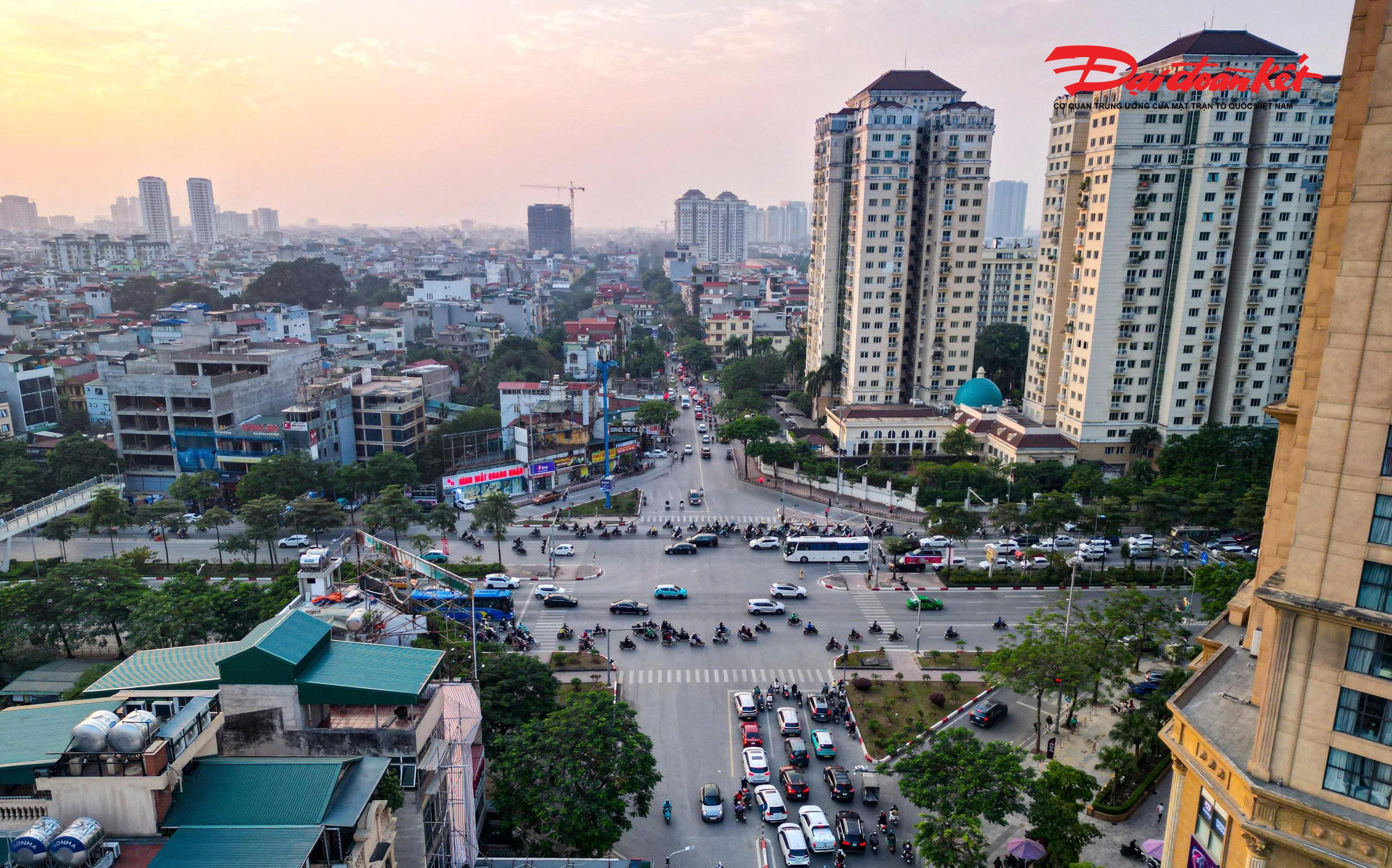 Theo Báo cáo nghiên cứu tiền khả thi, tuyến đường Nguyễn Hoàng Tôn có tổng chiều dài khoảng 2,71 km, trong đó tuyến chính dài khoảng 2,46 km và tuyến nhánh dài khoảng 0,25 km. Tuyến đường đi qua địa bàn các phường Tây Hồ, Phú Thượng và Xuân Đỉnh (thành phố Hà Nội).