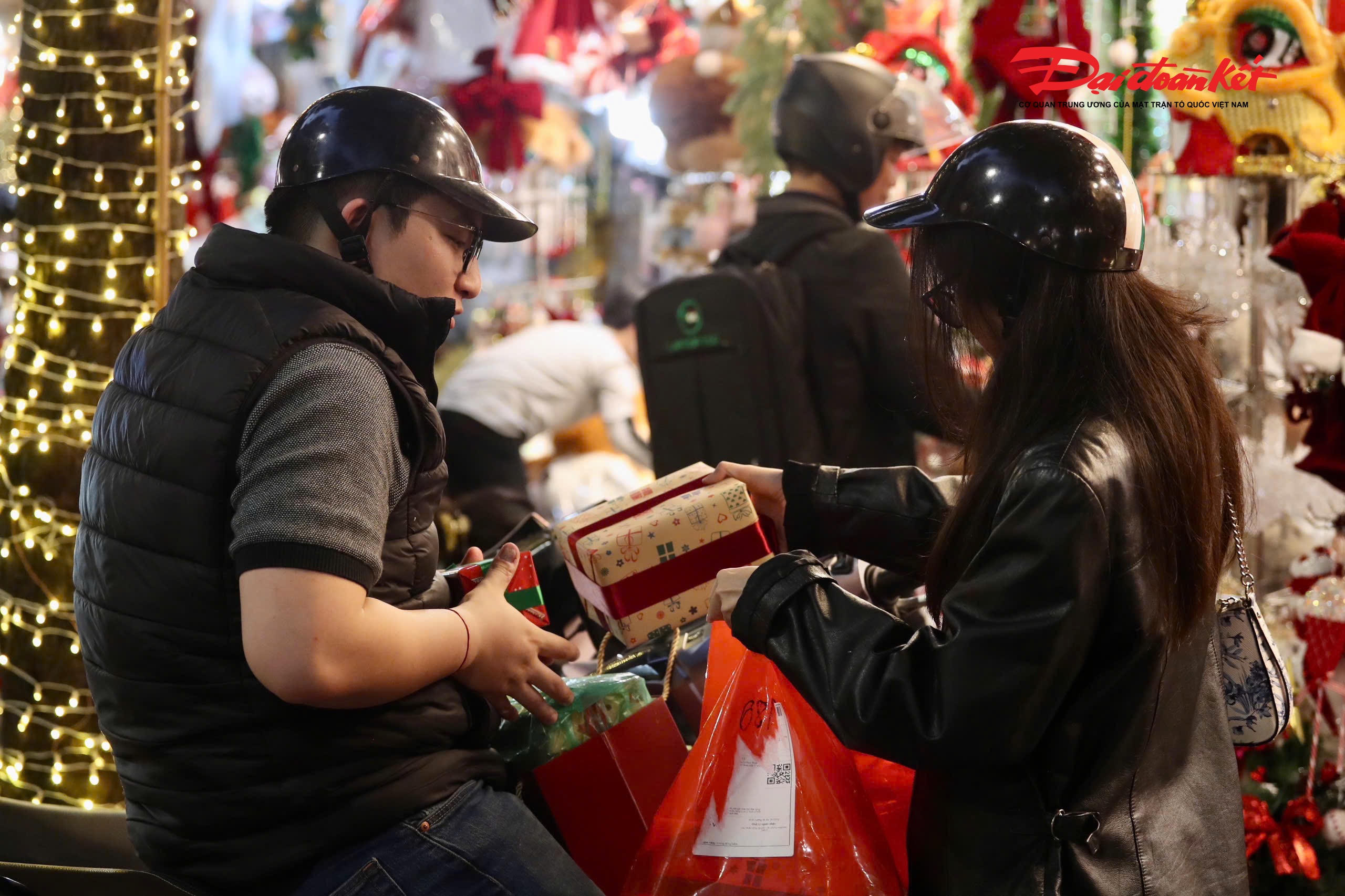 Từng món quà được các bạn trẻ trao tặng nhau đêm Giáng sinh.