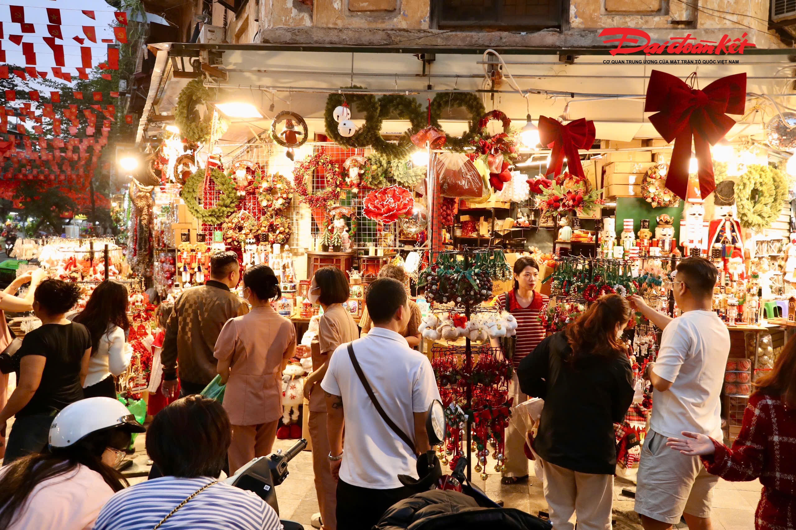 Còn tại phố Hàng Mã cũng thu hút đông đảo nhiều bạn trẻ ghé chơi trong đêm Giáng sinh.