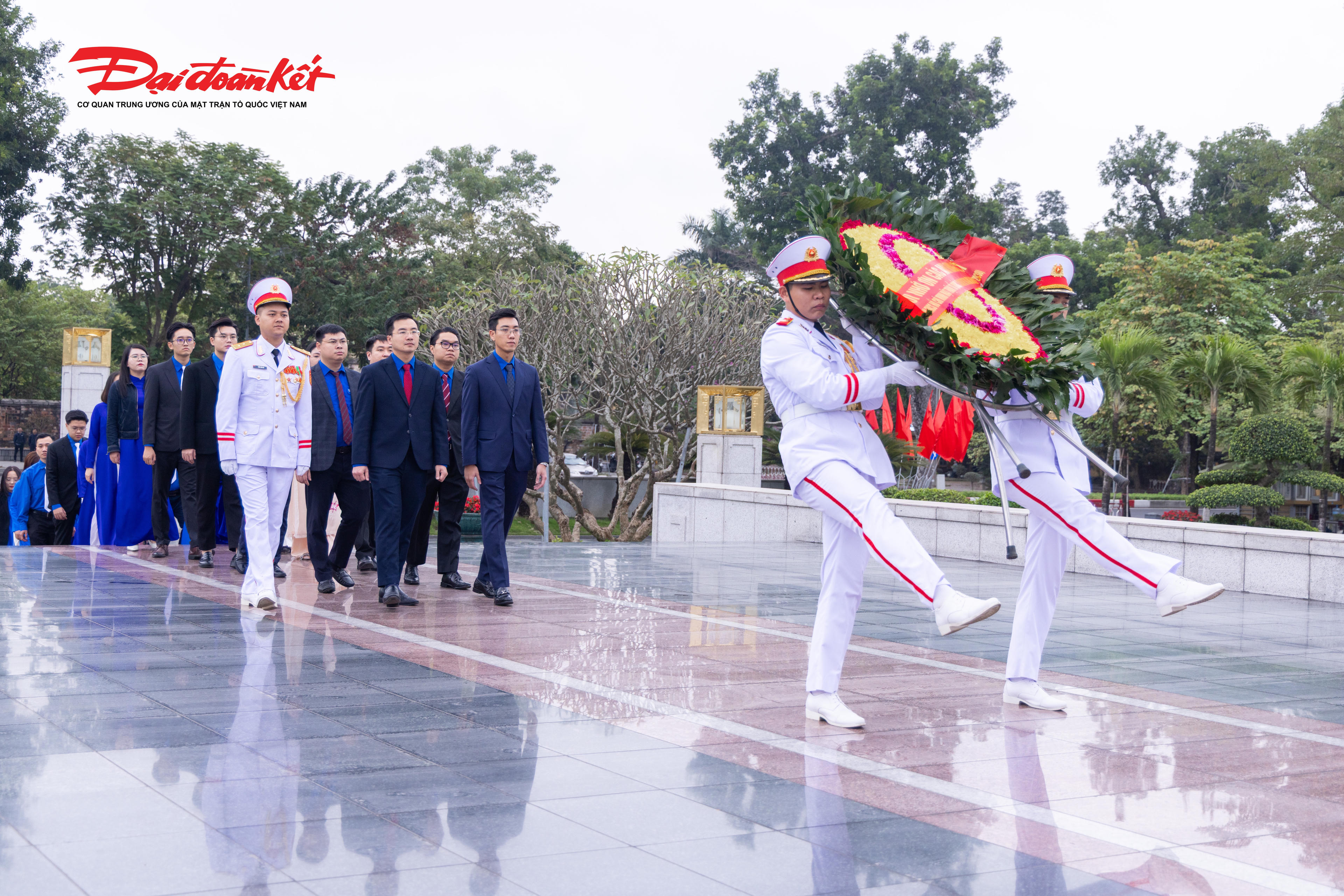 Đoàn đại biểu dâng hoa, dâng hương tưởng nhớ các anh hùng liệt sĩ&nbsp;tại Đài tưởng niệm các Anh hùng liệt sĩ đường Bắc Sơn.