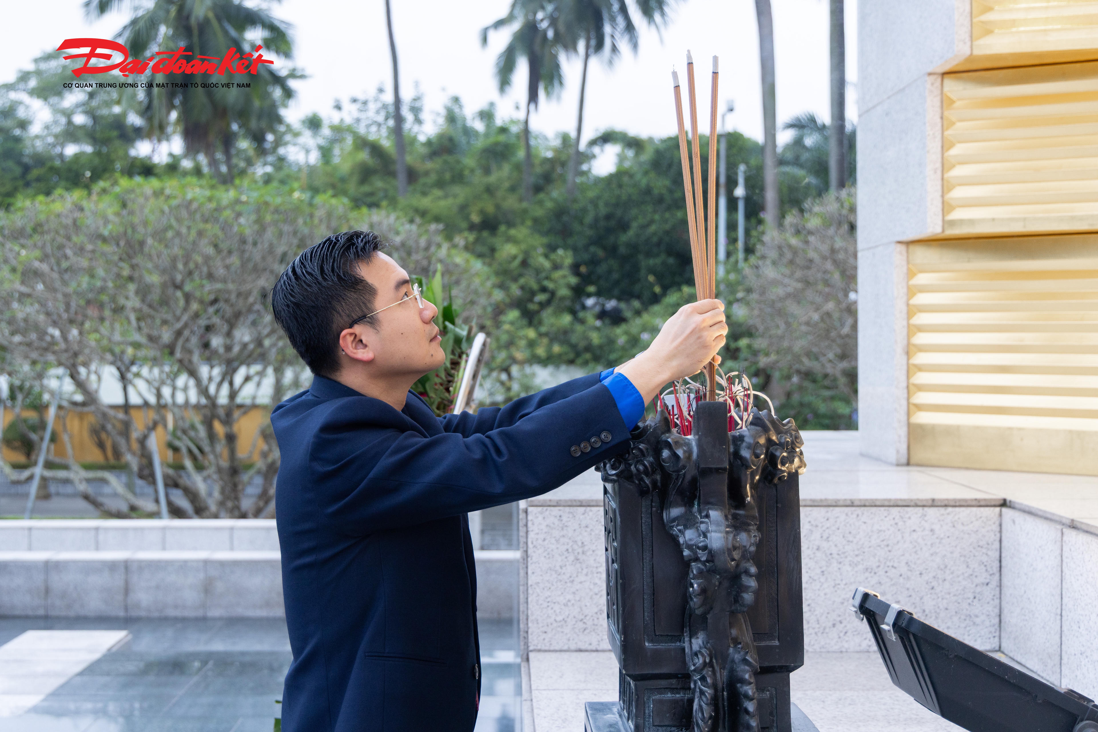 Ủy viên Ban Chấp hành Trung ương Đoàn, Bí thư Đoàn Thanh niên Mặt trận Tổ quốc, các đoàn thể Trung ương Nguyễn Nhất Linh&nbsp;dâng hương tưởng nhớ các anh hùng liệt sĩ. 