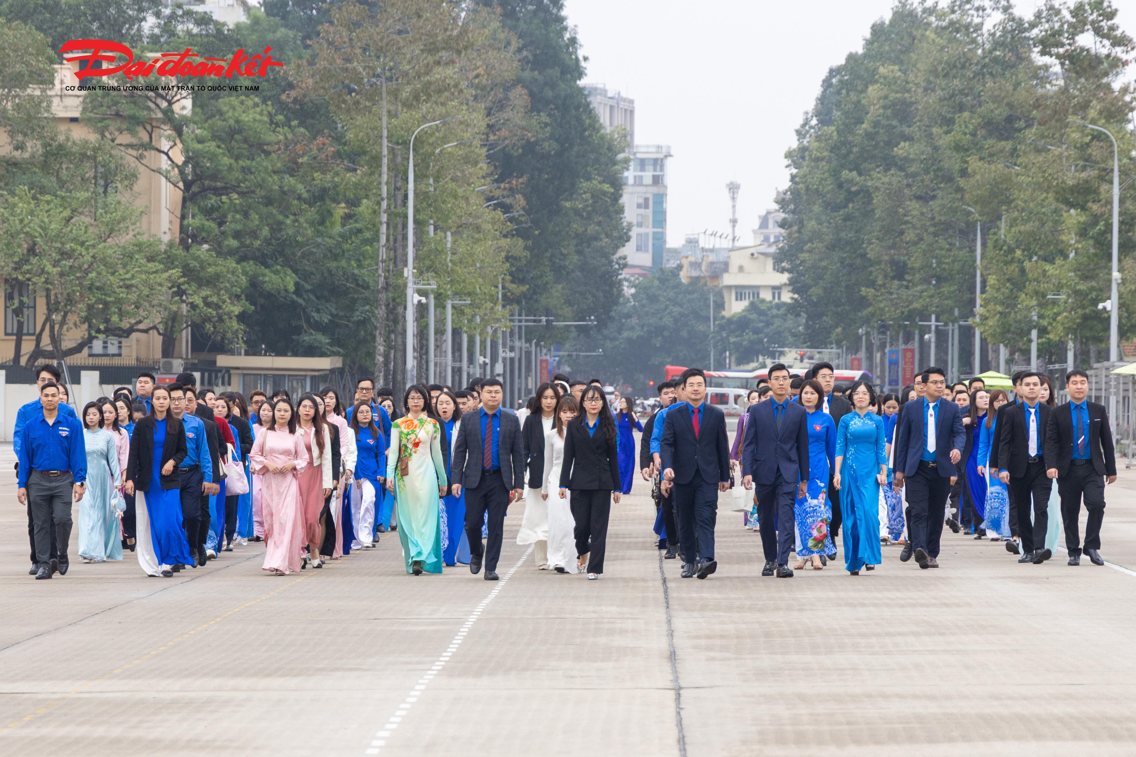 Đại biểu tham dự Đại hội Đoàn TNCS Hồ Chí Minh&nbsp;Mặt trận Tổ quốc, các đoàn thể Trung ương báo công dâng Bác tại Lăng Chủ tịch Hồ Chí Minh.