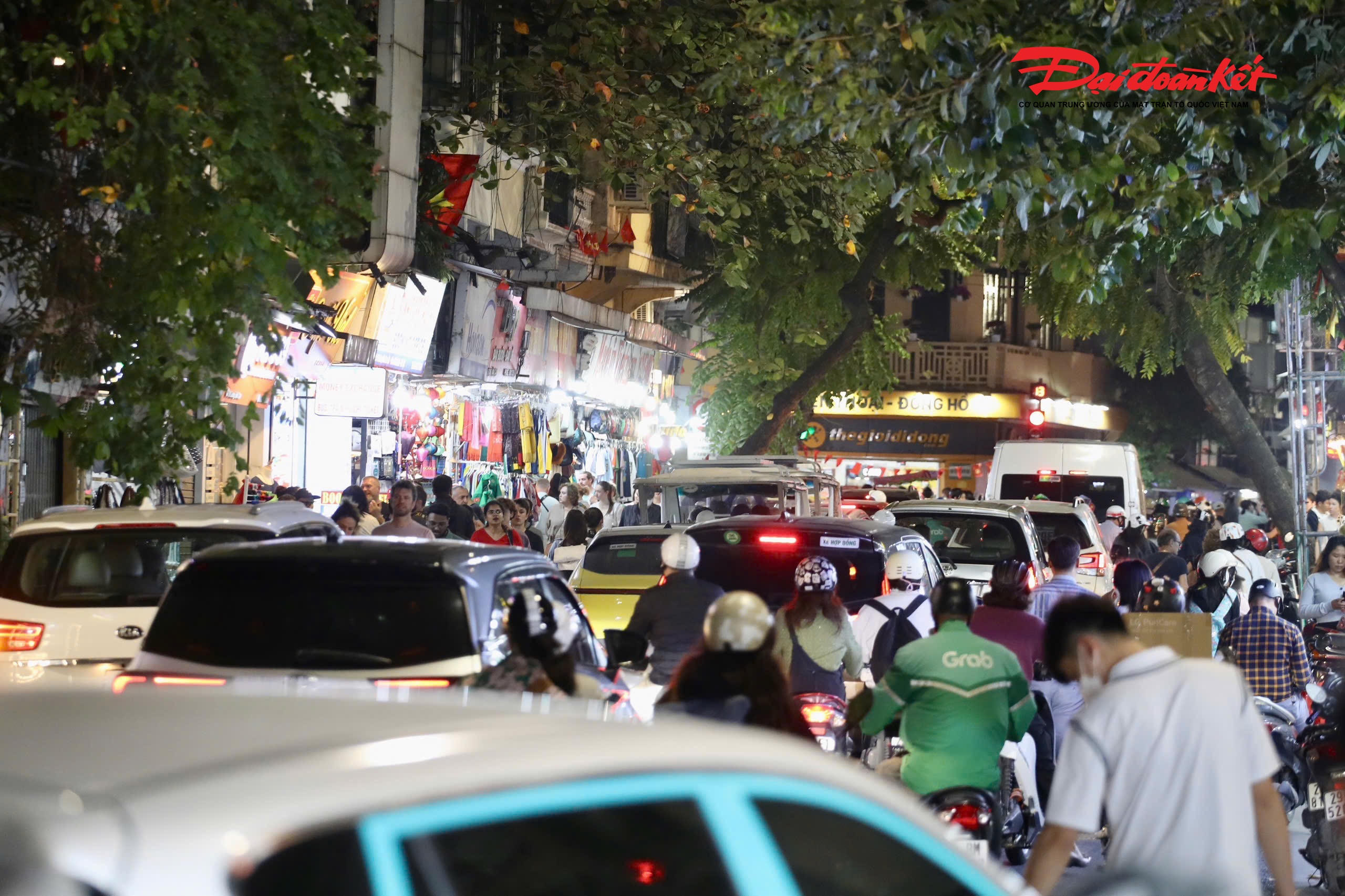 Các tuyến đường đông nghịt phương tiện hướng về phố cổ Hà Nội.