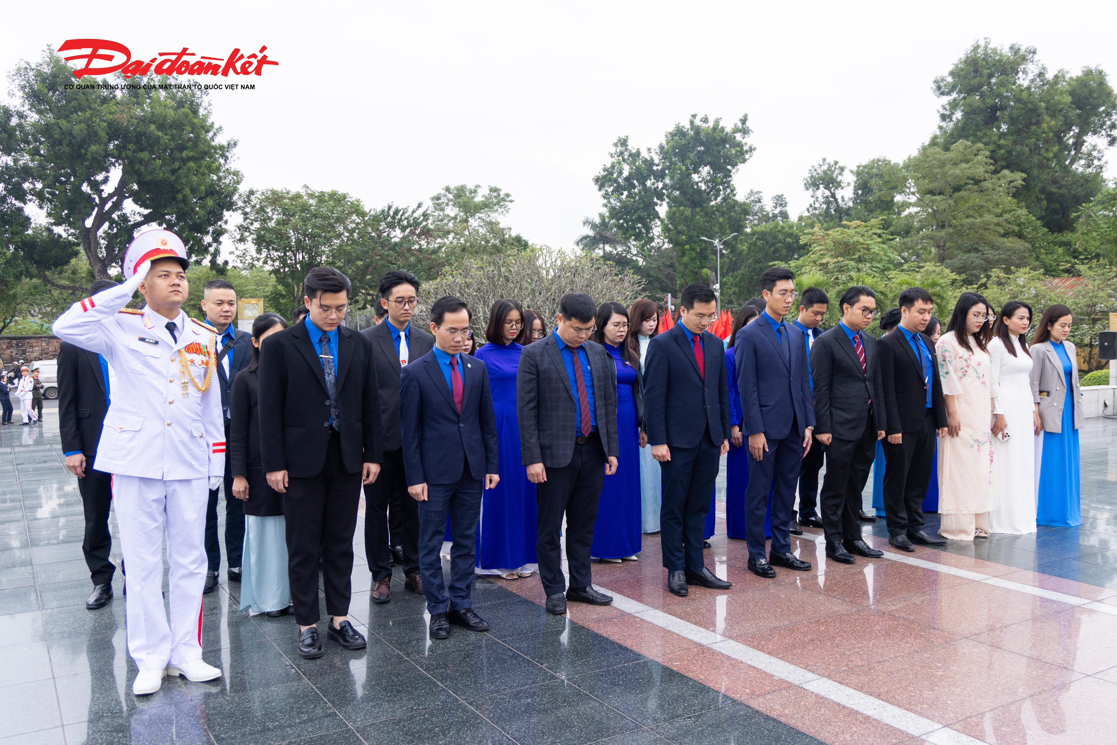 Đại biểu tham dự Đại hội Đoàn TNCS Hồ Chí Minh MTTQ, các đoàn thể Trung ương báo công dâng Bác 