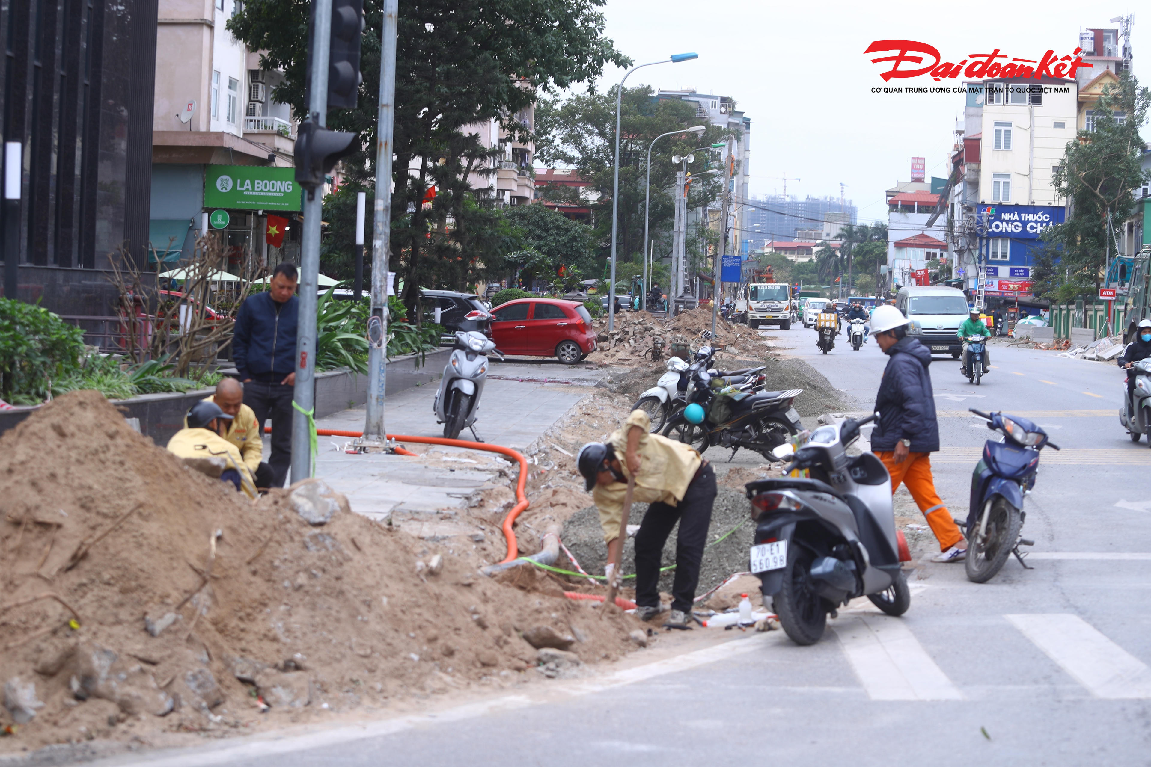 Theo ghi nhận của PV Báo Đại đoàn kết, tại khu vực ngõ 15 Ngọc Hồi đang tiến hành xén hè để mở rộng lòng đường, nhiều hạng mục đã được hạ ngầm. Trên công trường, hàng chục công nhân cùng máy móc thi công cả ngày lẫn đêm để đẩy nhanh tiến độ hoàn thành.
