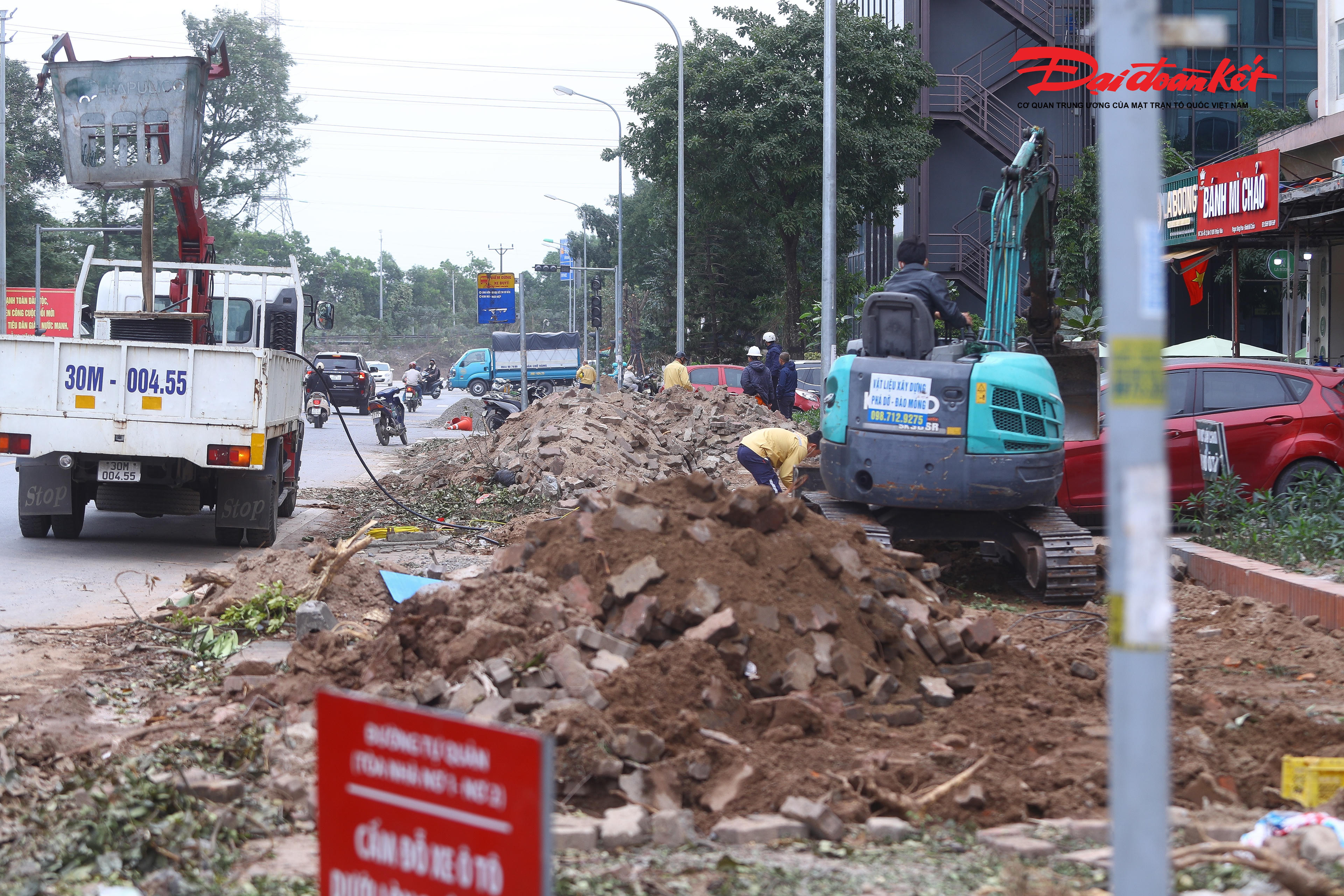 Chia sẻ với PV Báo Đại đoàn kết, ông Nguyễn Phú Hải Nam – đại diện Công ty Công trình giao thông Hà Nội cho biết: “Dự án được triển khai từ ngày 20/12/2025. Chúng tôi phấn đấu thông xe kỹ thuật dự án vào ngày 28/12/2025 và hoàn thành toàn bộ dự án vào ngày 1/1/2026”. . 