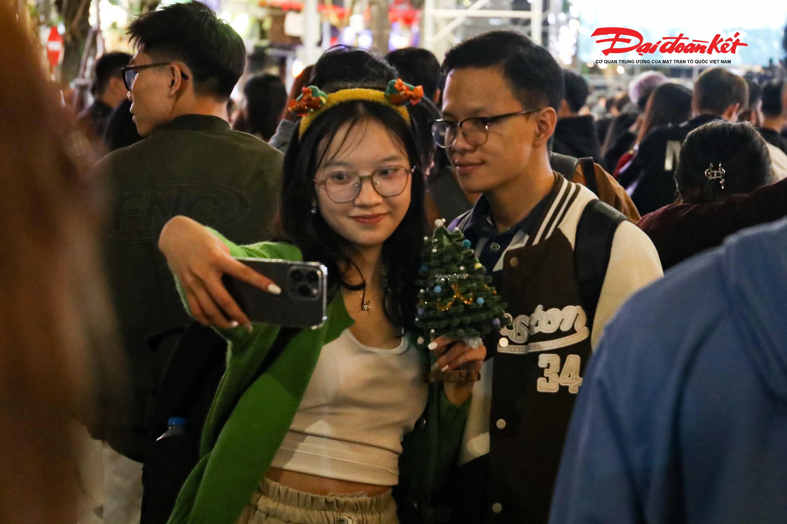 Hình ảnh các cặp đôi thể hiện tình cảm một cách văn minh, chừng mực trước không gian linh thiêng của Nhà Thờ lớn cũng phản ánh sự thay đổi trong cách đón Noel của giới trẻ. Đó là sự giao thoa giữa truyền thống tôn giáo và nhịp sống hiện đại, góp phần hình thành một nét văn hóa mới, trẻ trung nhưng vẫn giàu ý nghĩa nhân văn trong mùa Giáng sinh.