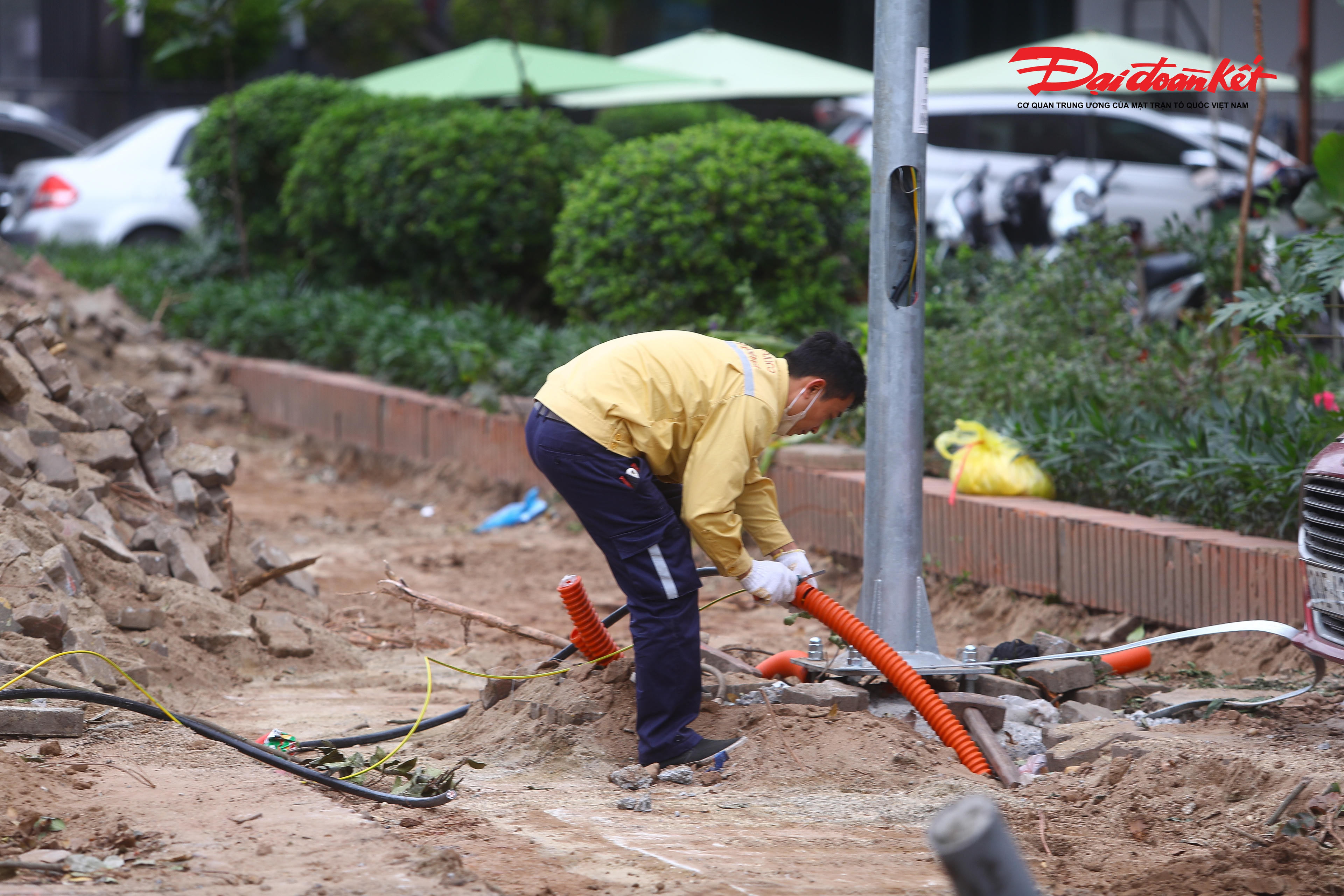 Cáp điện đang được công nhân tiến hành hạ ngầm.