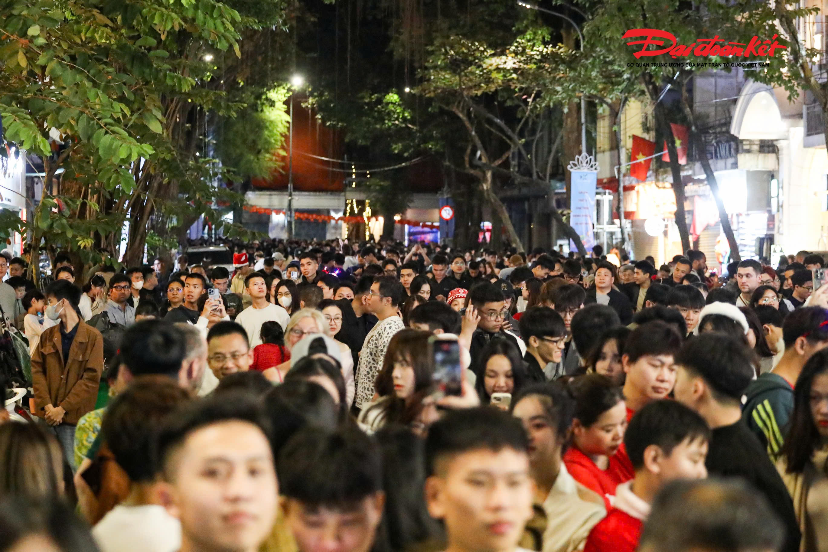 Mọi ngả đường xung quanh Nhà thờ Lớn 'ken đặc' người dân và du khách.