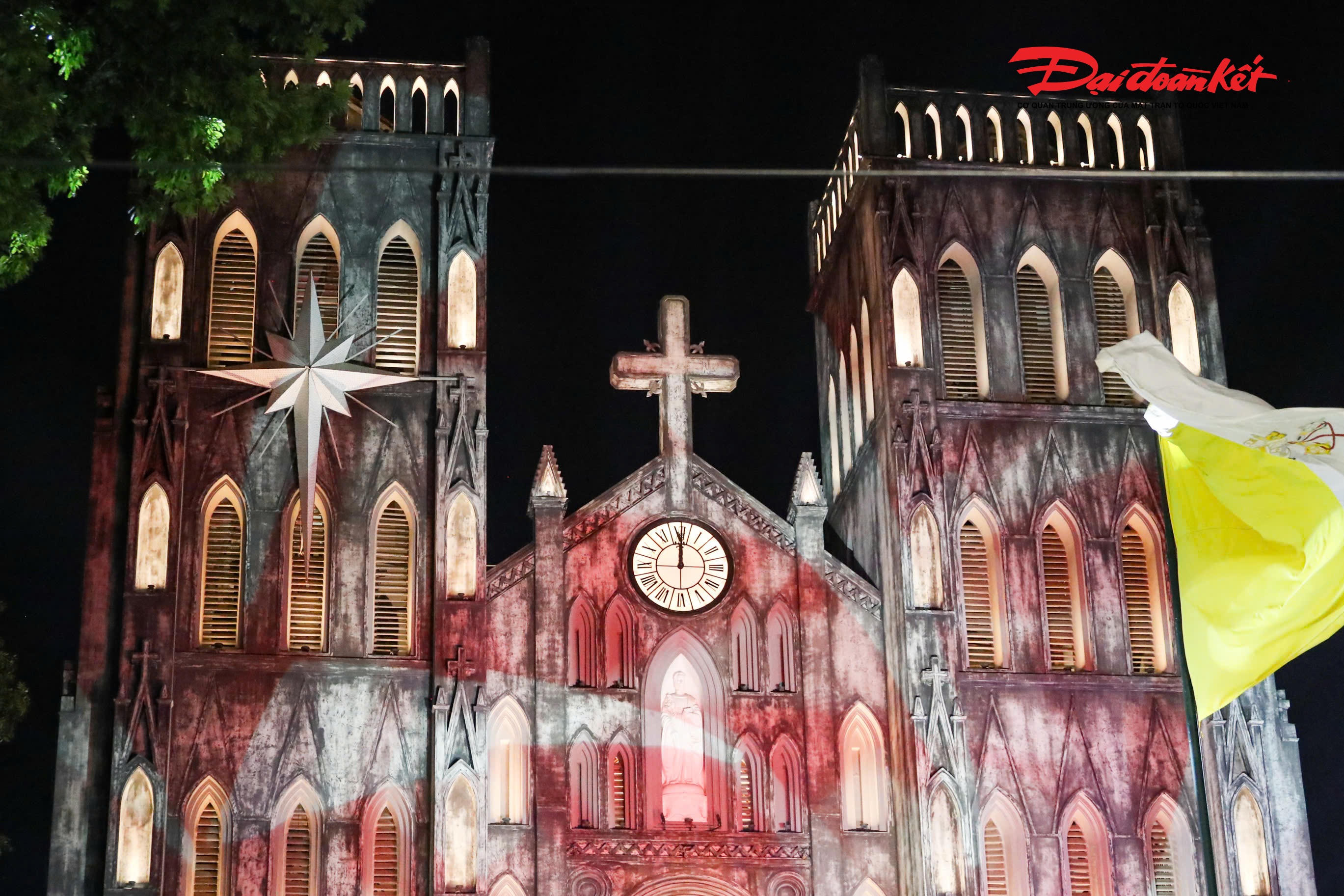 Đồng hồ bước sang 0h, đánh dấu thời khắc Chúa sinh ra đời.&nbsp;