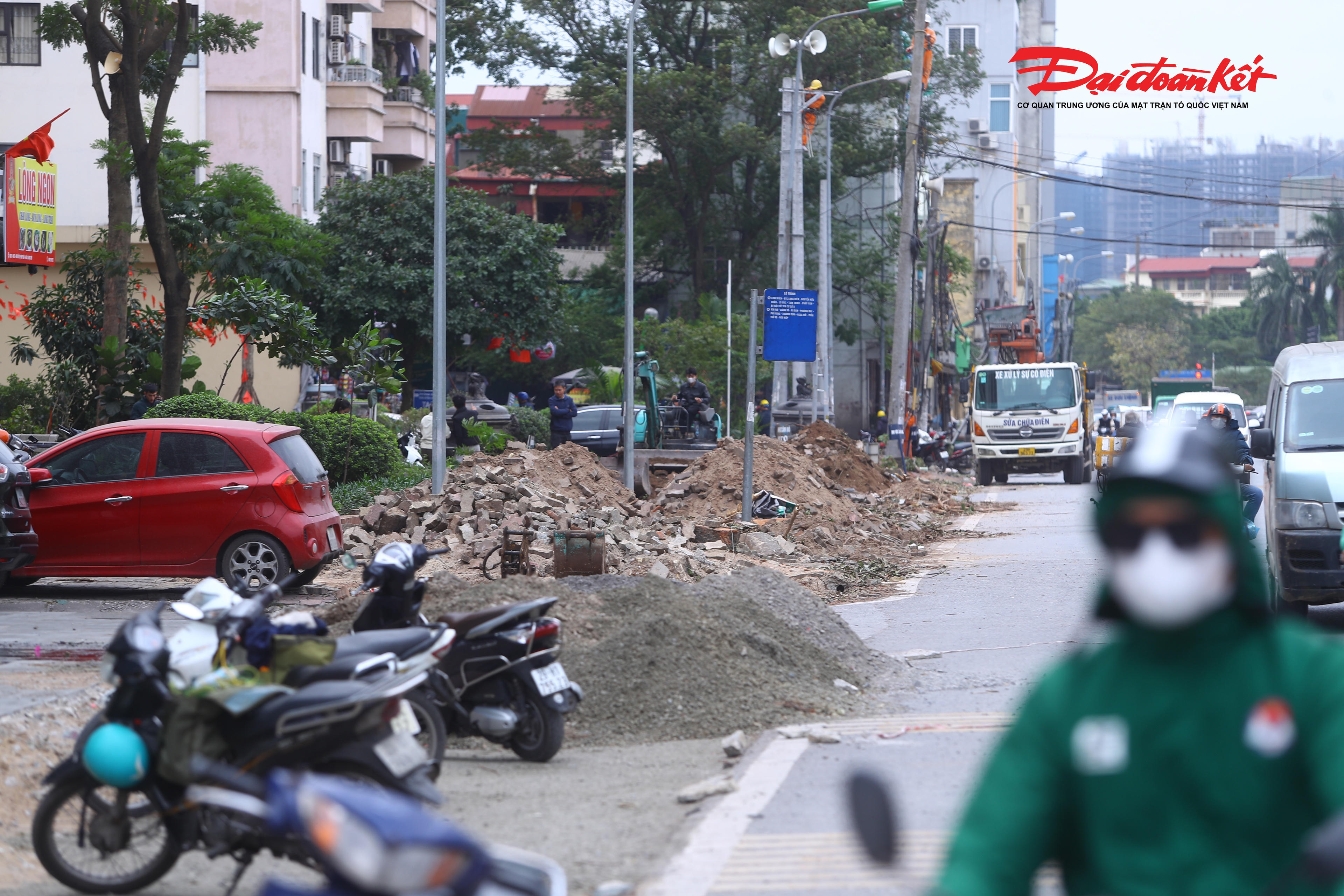 Để đảm bảo tiến độ đề ra, trên công trường nhà thầu sử dụng 6 mũi thi công với hàng trăm nhân lực, thi công 3 ca 4 kíp.