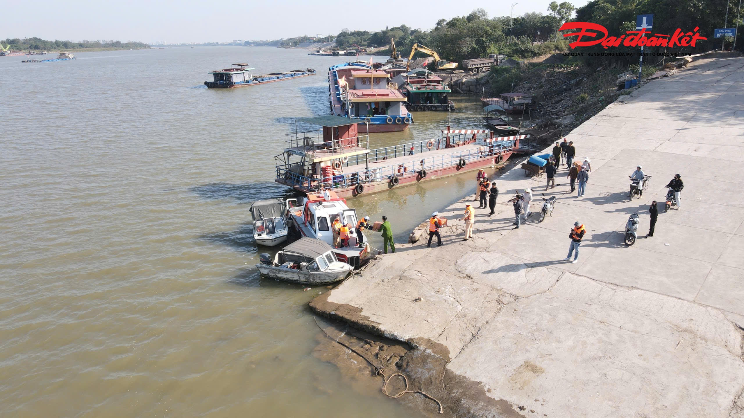 Song song với đó, Đội Cảnh sát đường thủy số 2 tổ chức tuyên truyền và ký cam kết với các chủ phương tiện, người điều khiển phương tiện thủy về việc chấp hành nghiêm quy định pháp luật: không chở quá số người quy định, trang bị đầy đủ áo phao, dụng cụ cứu sinh, bảo đảm an toàn trong quá trình hoạt động, nhất là trong dịp cuối năm và các ngày lễ, Tết.