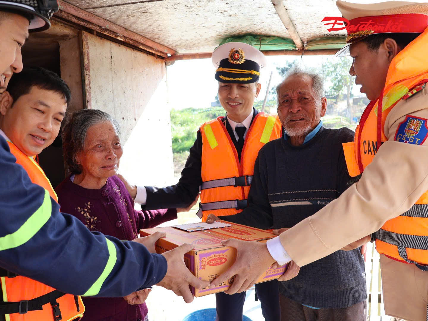 Cũng trong niềm xúc động ấy, vợ chồng ông Nguyễn Văn Tý và bà Nguyễn Thị Ga (đều 80 tuổi) không giấu được niềm vui khi được đoàn công tác đến tận thuyền trao quà, thăm hỏi, động viên.