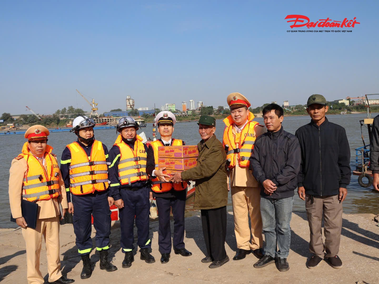 Đặc biệt, Đại úy Lê Văn Linh, cán bộ Đội Cảnh sát PCCC&amp;CNCH trên sông đã trực tiếp hướng dẫn bà con các kỹ năng phòng cháy, chữa cháy trên phương tiện thủy; cách sử dụng bình chữa cháy, áo phao, thiết bị cứu sinh và phương án thoát nạn an toàn khi xảy ra sự cố. Các nội dung được truyền đạt ngắn gọn, dễ hiểu, gắn liền với thực tế sinh hoạt, lao động thường ngày của người dân xóm chài, giúp bà con dễ tiếp thu và áp dụng.