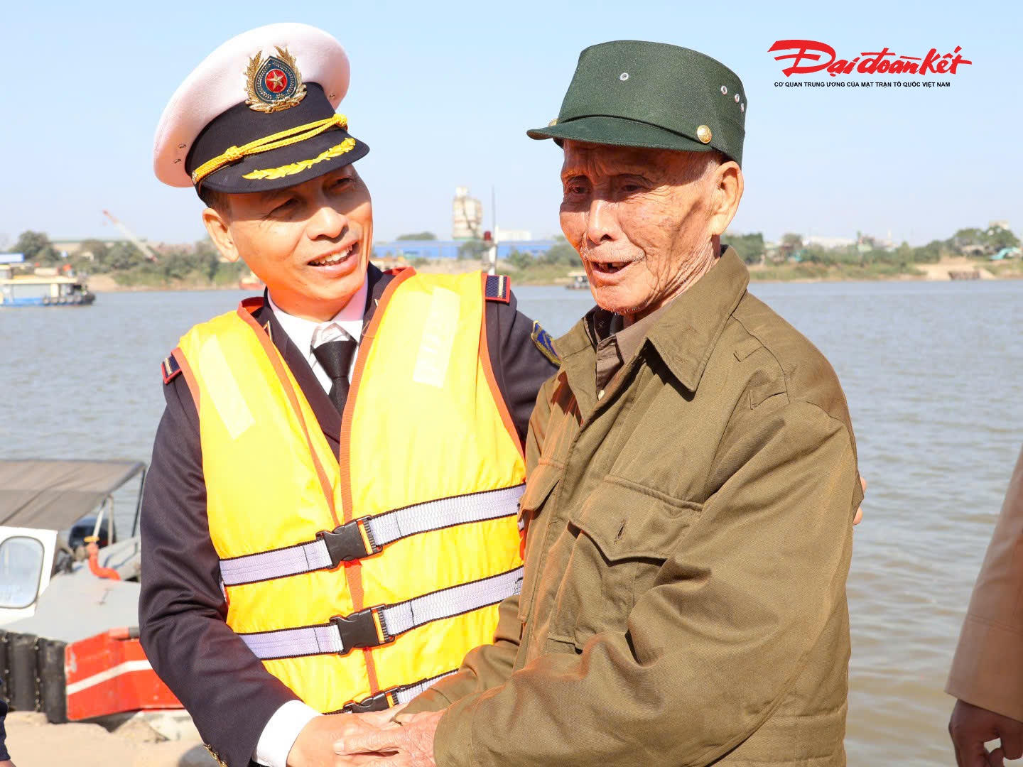 Xúc động trước sự quan tâm ấy, ông Đặng Văn Tích (85 tuổi), người dân xóm chài bến phà Văn Đức, rớm nước mắt chia sẻ: “Cả đời chúng tôi gắn với sông nước, cuộc sống còn nhiều khó khăn. Các cấp, các ngành, nhất là lực lượng Công an, xuống tận nơi thăm hỏi, hướng dẫn, tặng quà bà con khiến người già như chúng tôi ấm lòng lắm”.