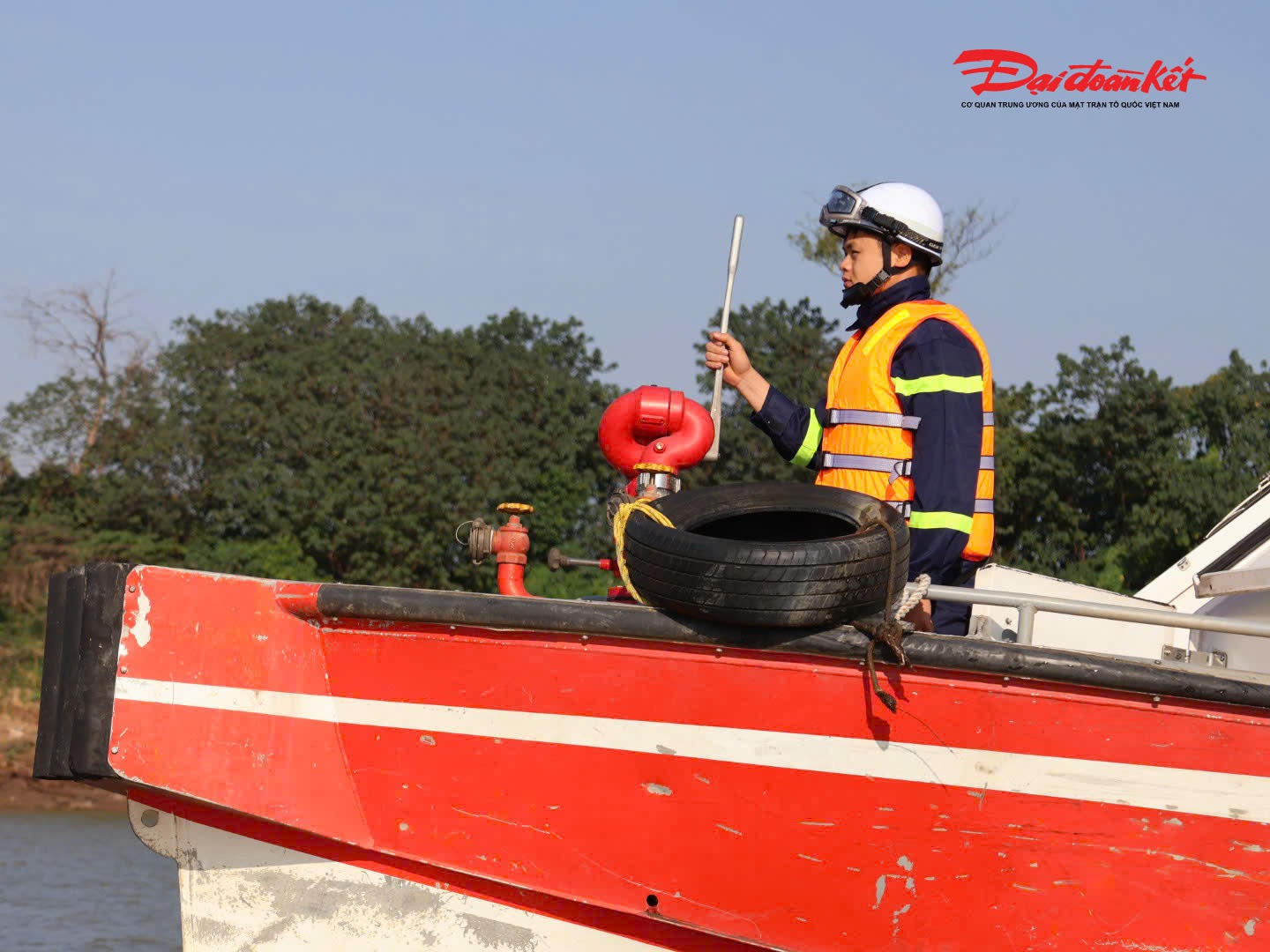 Giữa mênh mang sóng nước sông Hồng, sự hiện diện của các lực lượng chức năng không chỉ là điểm tựa bình yên mà còn là nguồn động viên, tiếp sức để những phận người xóm vạn chài thêm vững tin, từng bước ổn định cuộc sống, hướng tới một tương lai an toàn và bền vững hơn.