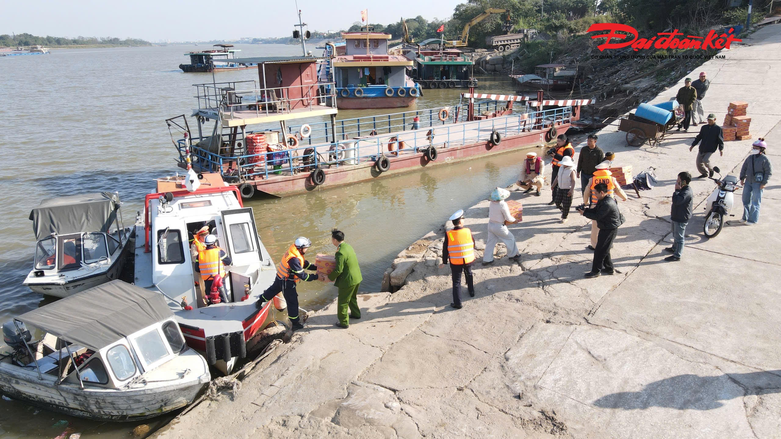 Sáng 26/12, PV Báo Đại đoàn kết theo chân đoàn công tác liên ngành gồm Đội Cảnh sát đường thủy số 2 (Phòng Cảnh sát giao thông Hà Nội), Đội Cảnh sát phòng cháy, chữa cháy và cứu nạn, cứu hộ trên sông (Phòng Cảnh sát PCCC&amp;CNCH Hà Nội), Công an xã Bát Tràng và Cảng vụ Hà Nội đến tuyên truyền, phổ biến pháp luật và trao quà cho bà con xóm vạn chài tại khu vực bến đò Văn Đức.