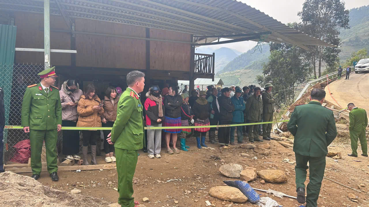 Lực lượng chức năng bảo vệ hiện trường để điều tra nguyên nhân dẫn đến vụ việc. Ảnh: Trường Giang.