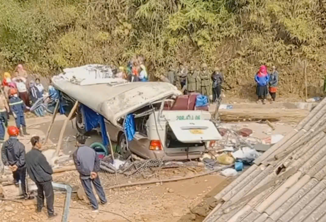 Ngay sau khi sự việc xảy ra, Thường trực Tỉnh uỷ Lào Cai đã có văn bản hỏa tốc số 399 chỉ đạo việc khắc phục hậu quả vụ tai nạn; Chủ tịch UBND tỉnh Lào Cai đã trực tiếp chỉ đạo các lực lượng chức năng huy động tối đa nhân lực, phương tiện, khẩn trương triển khai công tác cứu nạn, cứu hộ, cấp cứu người bị nạn đồng thời bảo đảm an ninh trật tự, an toàn giao thông tại hiện trường. Ảnh: Trường Giang.