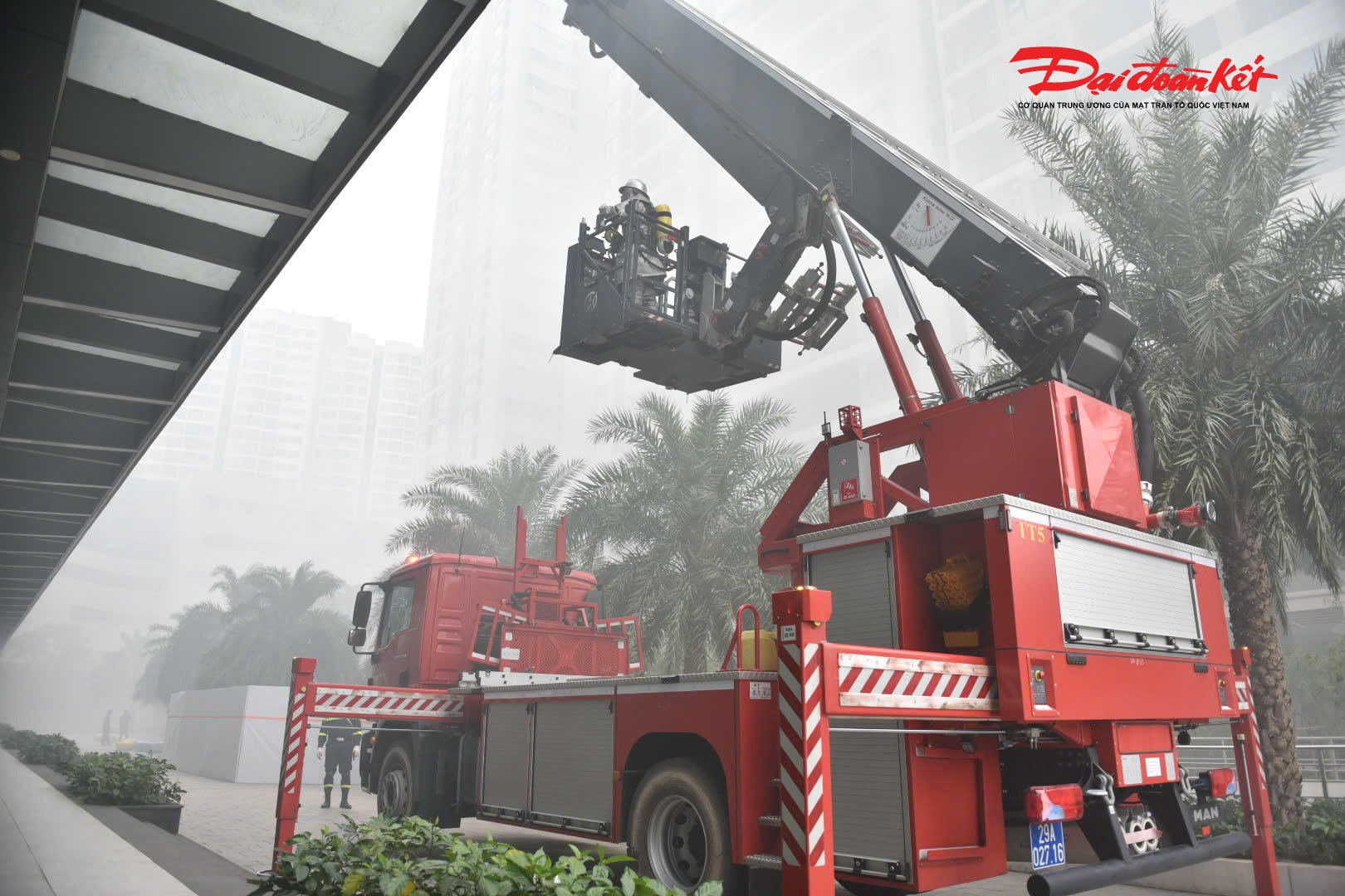 Lực lượng Cảnh sát PCCC&amp;CNCH đã triển khai đồng bộ nhiều biện pháp cứu người như xe thang, ống tụt, cầu dây nghiêng, cáng cứu thương và mặt nạ lọc độc tại các độ cao khác nhau.