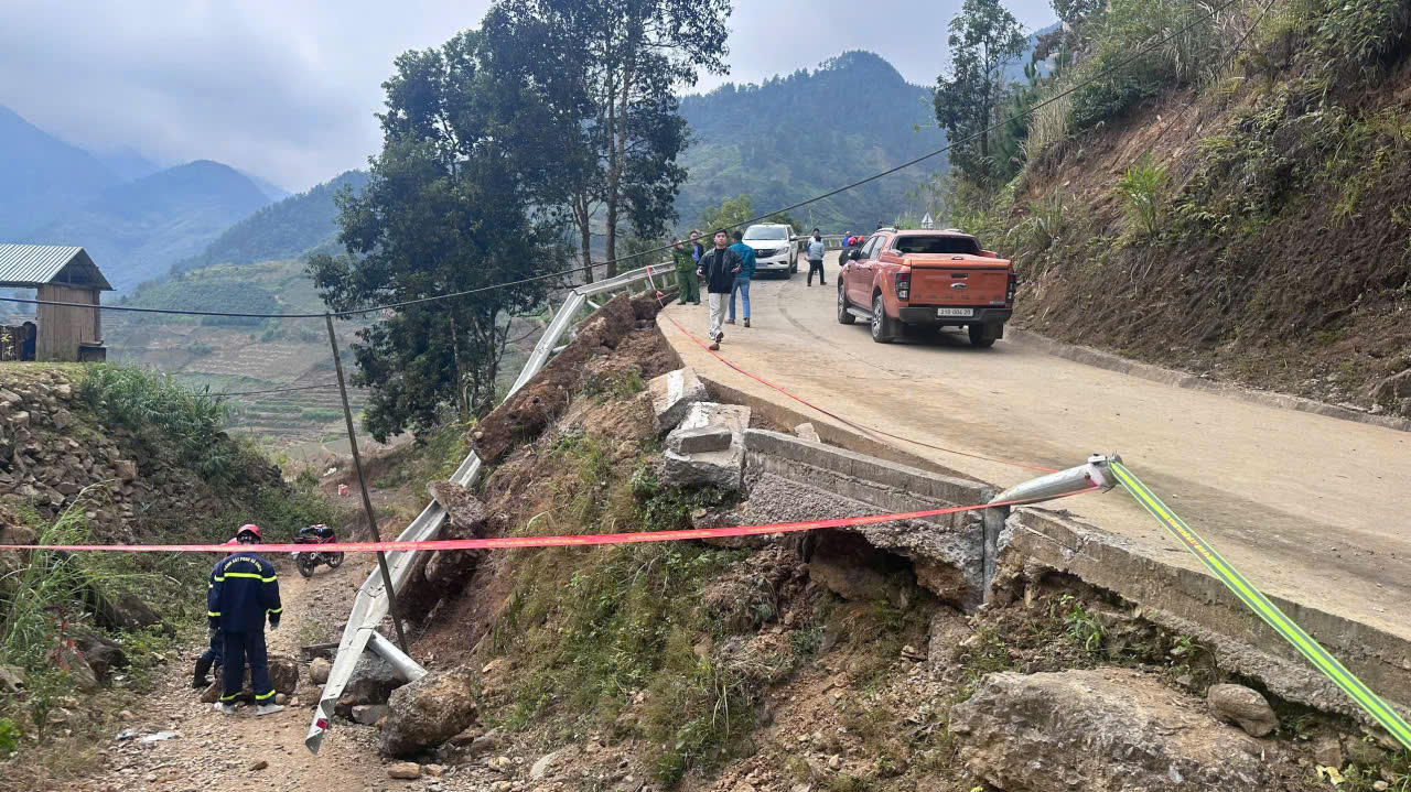 Vị trí xảy ra vụ tai nạn là đoạn dốc, có vòng cua gấp. Nguyên nhân ban đầu được xác định là do xe mất phanh. Ảnh: Trường Giang.