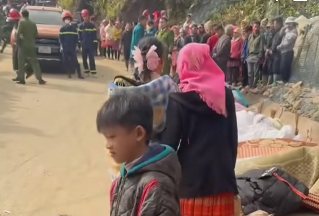 Các lực lượng Công an, Quân đội, Y tế, Xây dựng và chính quyền địa phương đã nhanh chóng có mặt, phối hợp tổ chức phân luồng giao thông, đưa người bị thương đi cấp cứu, hỗ trợ các gia đình có nạn nhân tử vong và bị thương. Ảnh: Trường Giang.