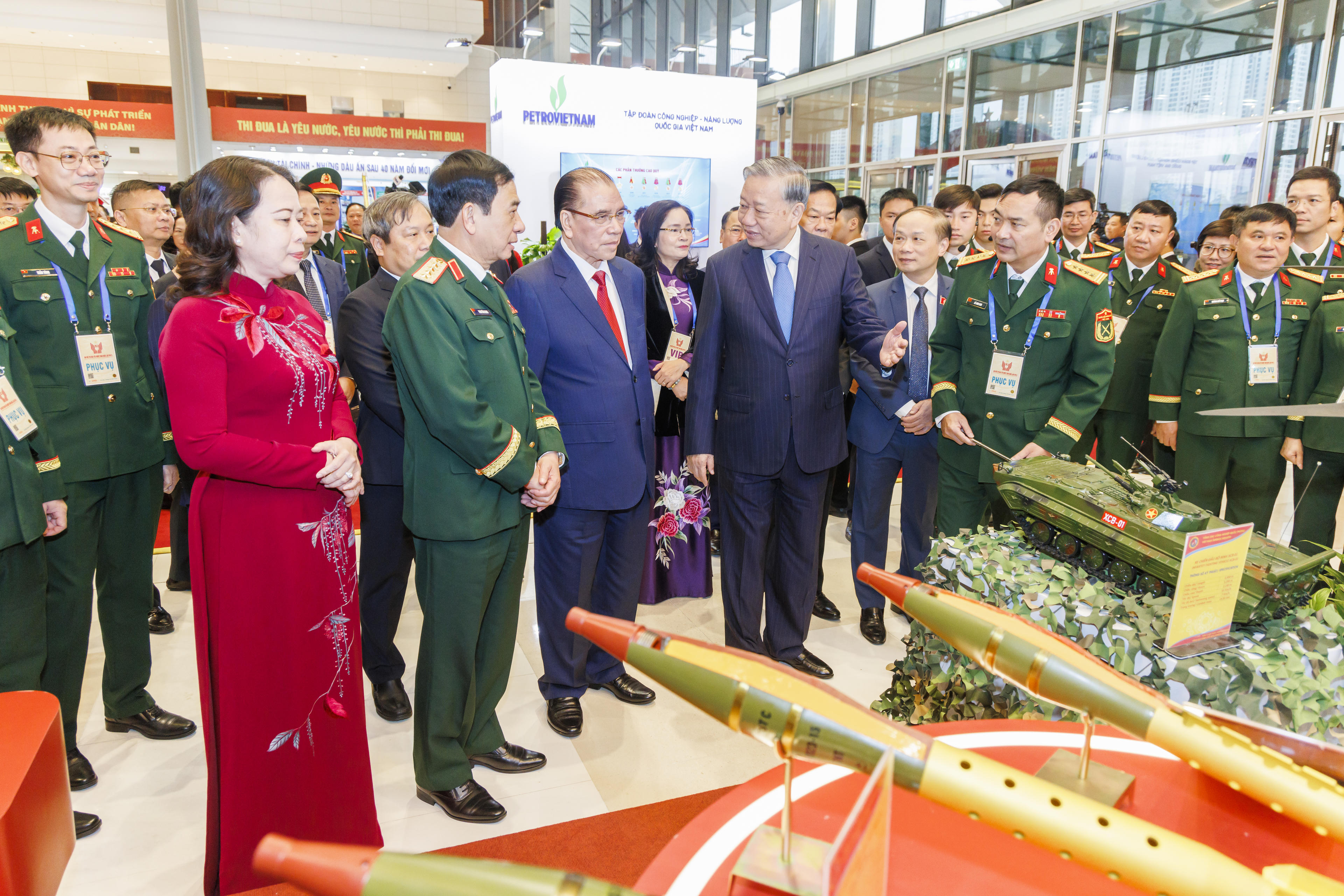 Tổng Bí thư Tô Lâm và các đại biểu tham quan gian trưng bày sản phẩm của Bộ Quốc phòng bên lề Đại hội. Ảnh: Quang Vinh.