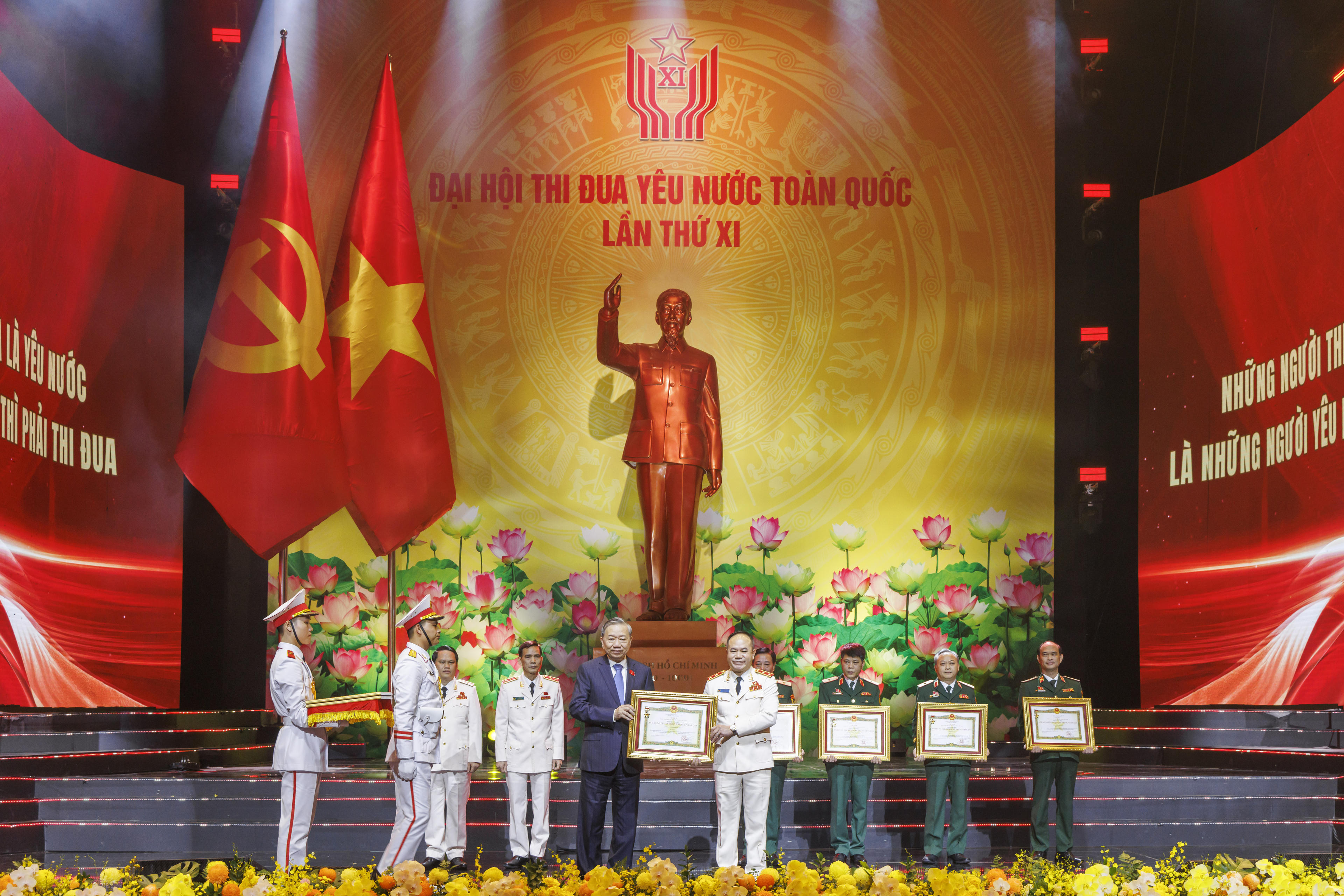 Thay mặt lãnh đạo Đảng và Nhà nước, Tổng Bí thư Tô Lâm đã trao danh hiệu Anh hùng lực lượng vũ trang nhân dân cho các tập thể. Ảnh: Quang Vinh