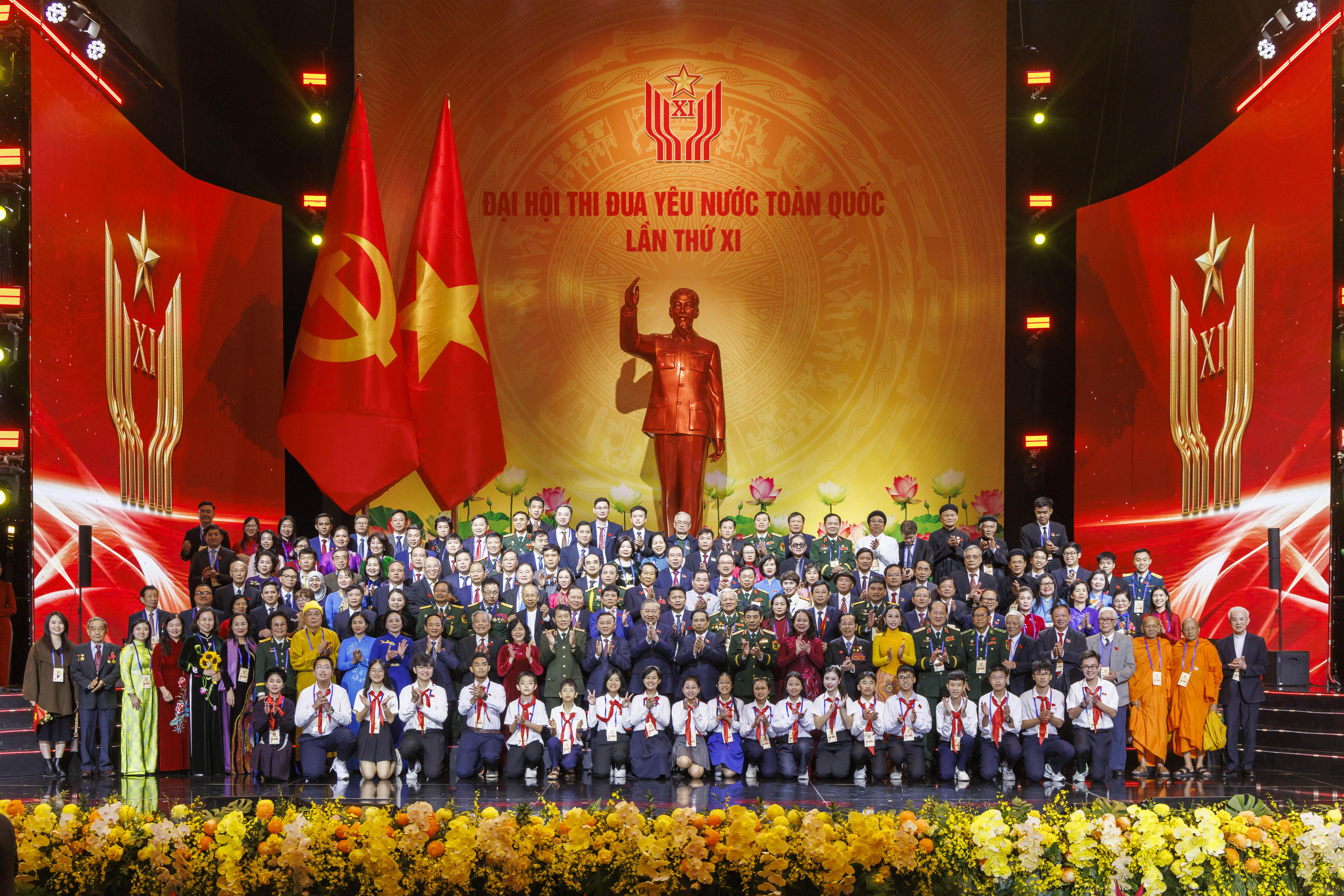 Tổng Bí thư Tô Lâm và lãnh đạo Đảng, Nhà nước, MTTQ Việt Nam chụp ảnh lưu niệm với các đại biểu. Ảnh: Quang Vinh