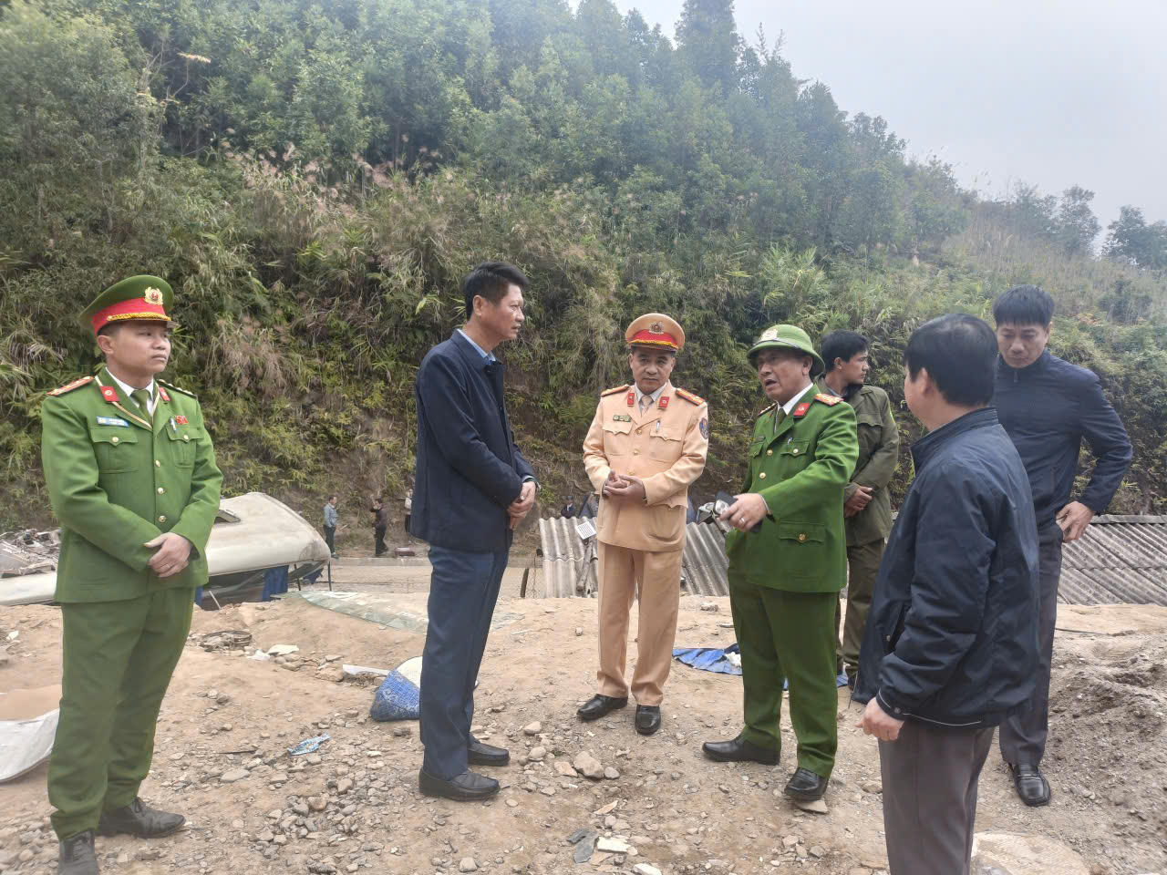 Ông Phước nghe lực lượng chức năng báo cáo sự việc, đồng thời có những chỉ đạo kịp thời ngay tại hiện trường vụ tai nạn. Ảnh: Trường Giang.