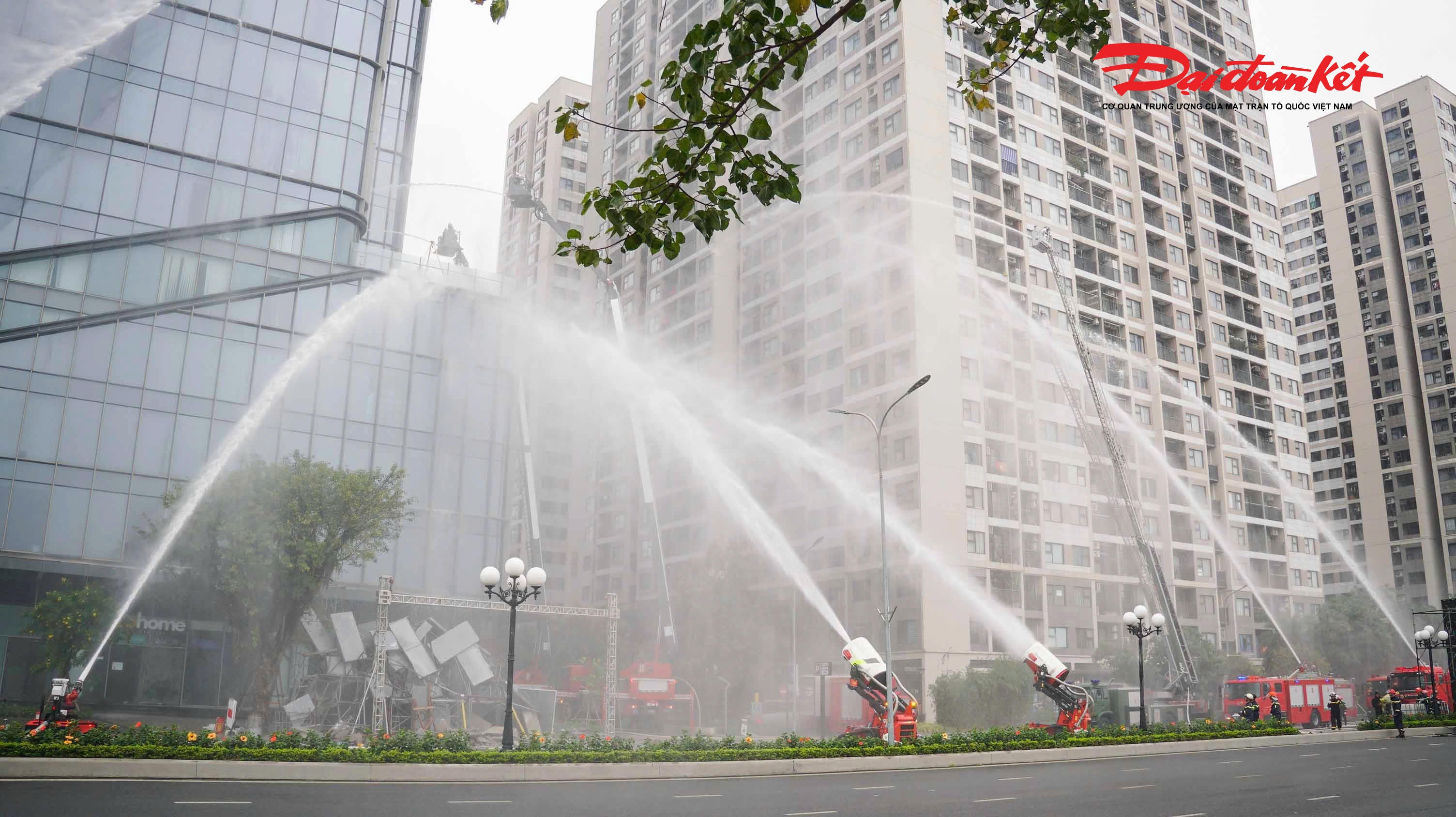 Theo ban tổ chức, buổi diễn tập huy động hơn 4.000 người cùng hơn 100 phương tiện của các bộ, ngành, các cơ quan, đơn vị trực thuộc thành phố, các tỉnh, thành phố lân cận và quần chúng nhân dân tham gia. Đây là một trong những cuộc diễn tập phương án chữa cháy, cứu nạn, cứu hộ có quy mô lớn nhất được tổ chức tại thủ đô trong những năm qua.