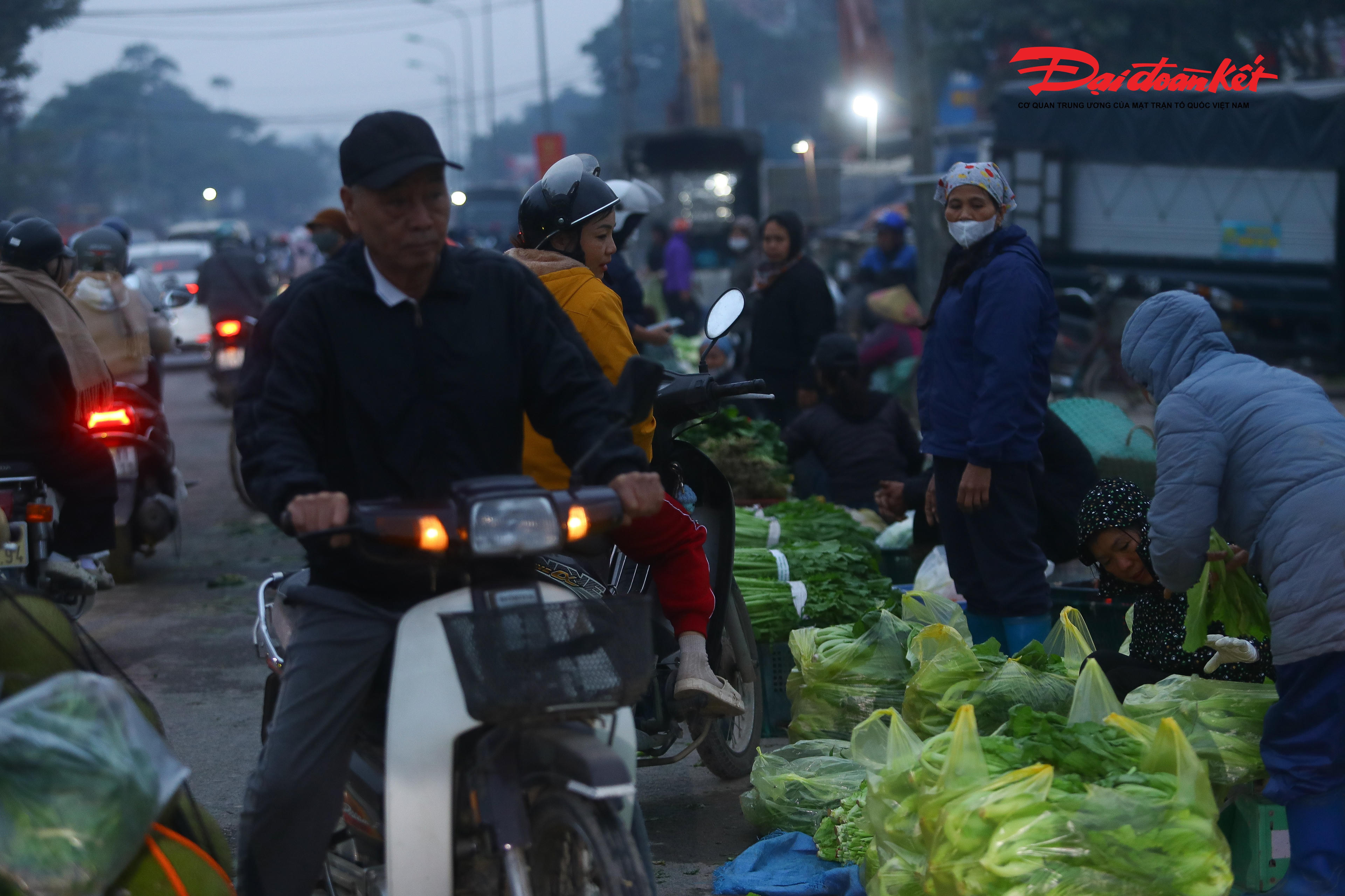 Tuy nhiên, thực tế tại khu vực cầu Mai Lĩnh cho thấy việc triển khai vẫn chưa đạt hiệu quả như kỳ vọng. Chợ cóc không chỉ tồn tại mà còn có dấu hiệu hoạt động ngày càng đông đúc, đặc biệt vào ban đêm và cao điểm sáng.