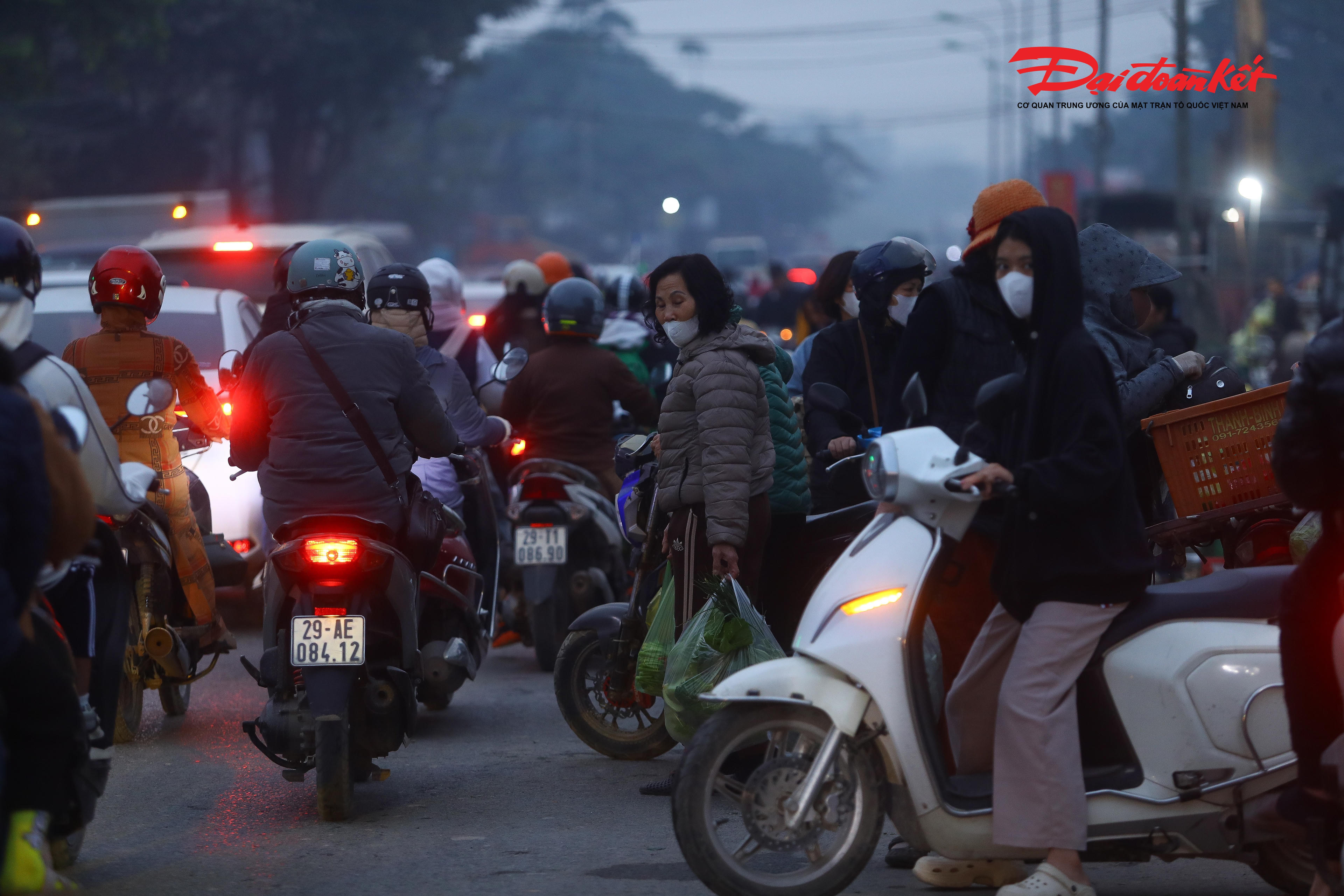 Không khó để bắt gặp cảnh xe máy phải lách qua những sạp hàng dựng sát mép đường, trong khi ô tô buộc phải giảm tốc đột ngột hoặc tránh né người đi bộ băng qua đường để mua bán.