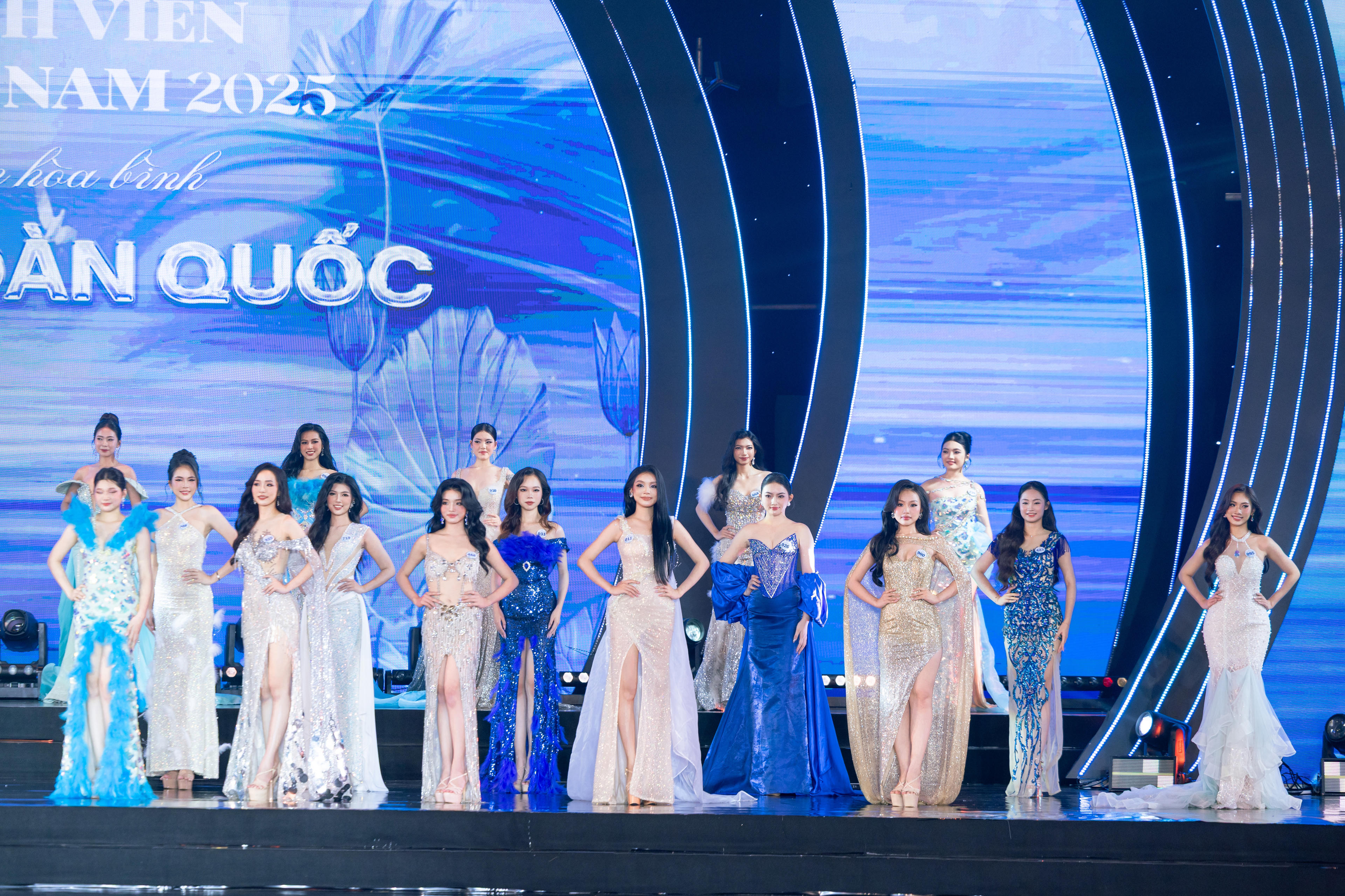 Các thí sinh trong trang phục dạ hội tại đêm chung kết.&nbsp;