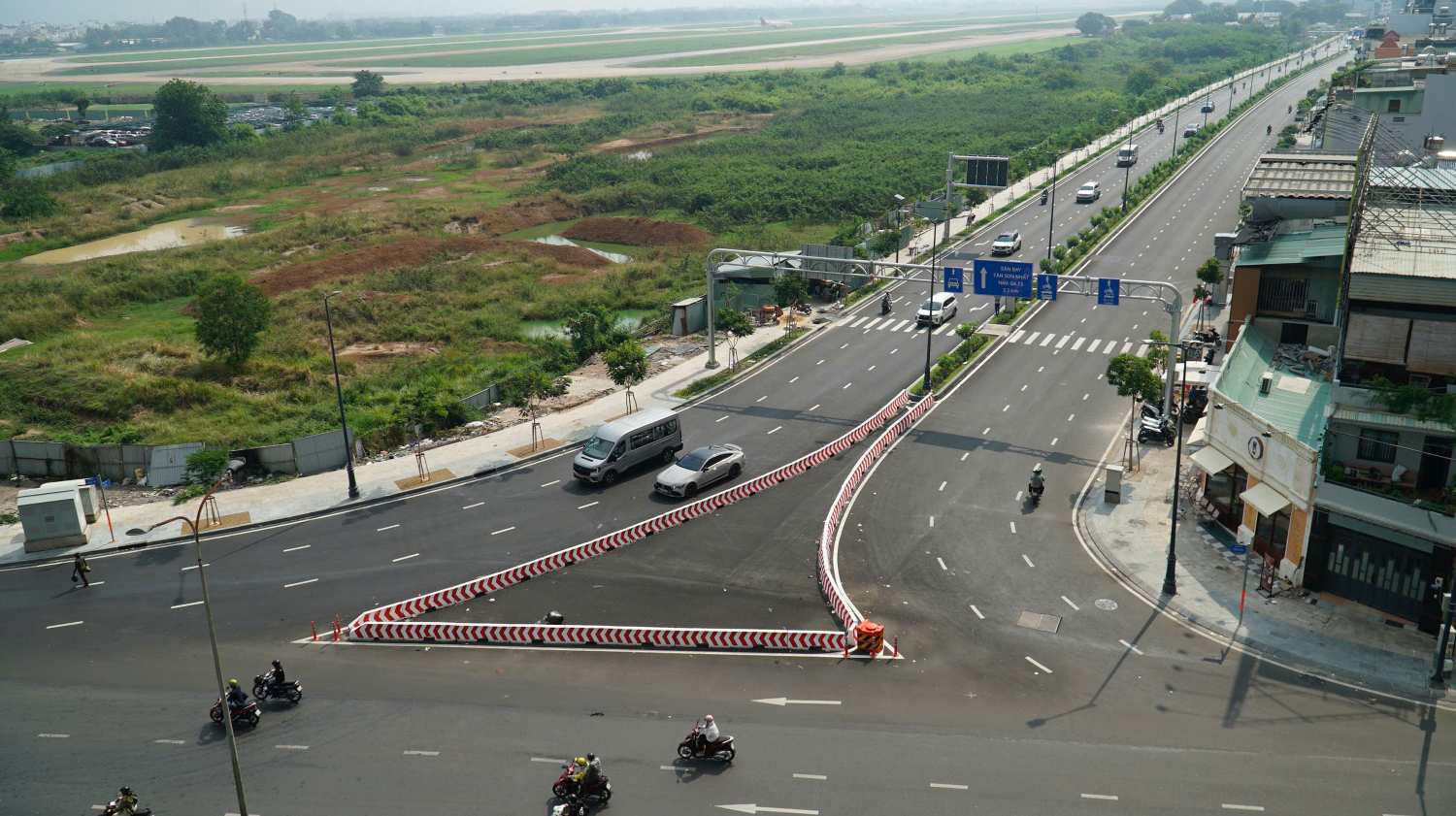 Hàng chục năm qua, khu vực quanh sân bay Tân Sơn Nhất và cửa ngõ phía Tây Bắc của TP Hồ Chí Minh không có tuyến đường mới nào được hình thành. Hầu hết các dự án chỉ là mở rộng, sửa chữa, nâng cấp… Vì vậy, khi tuyến đường nối Trần Quốc Hoàn-Cộng Hoà (khu vực quận Tân Bình cũ) dài gần 5km, xây mới gần như hoàn toàn được đưa vào sử dụng tháng 4/2025 đã mang tới những tín hiệu tích cực, giảm đáng kể ùn tắc, kẹt xe khu vực. Dự án có ý nghĩa rất lớn, dù nguồn vốn đầu tư chỉ khoảng 4.800 tỷ đồng. Ảnh: M.Q.