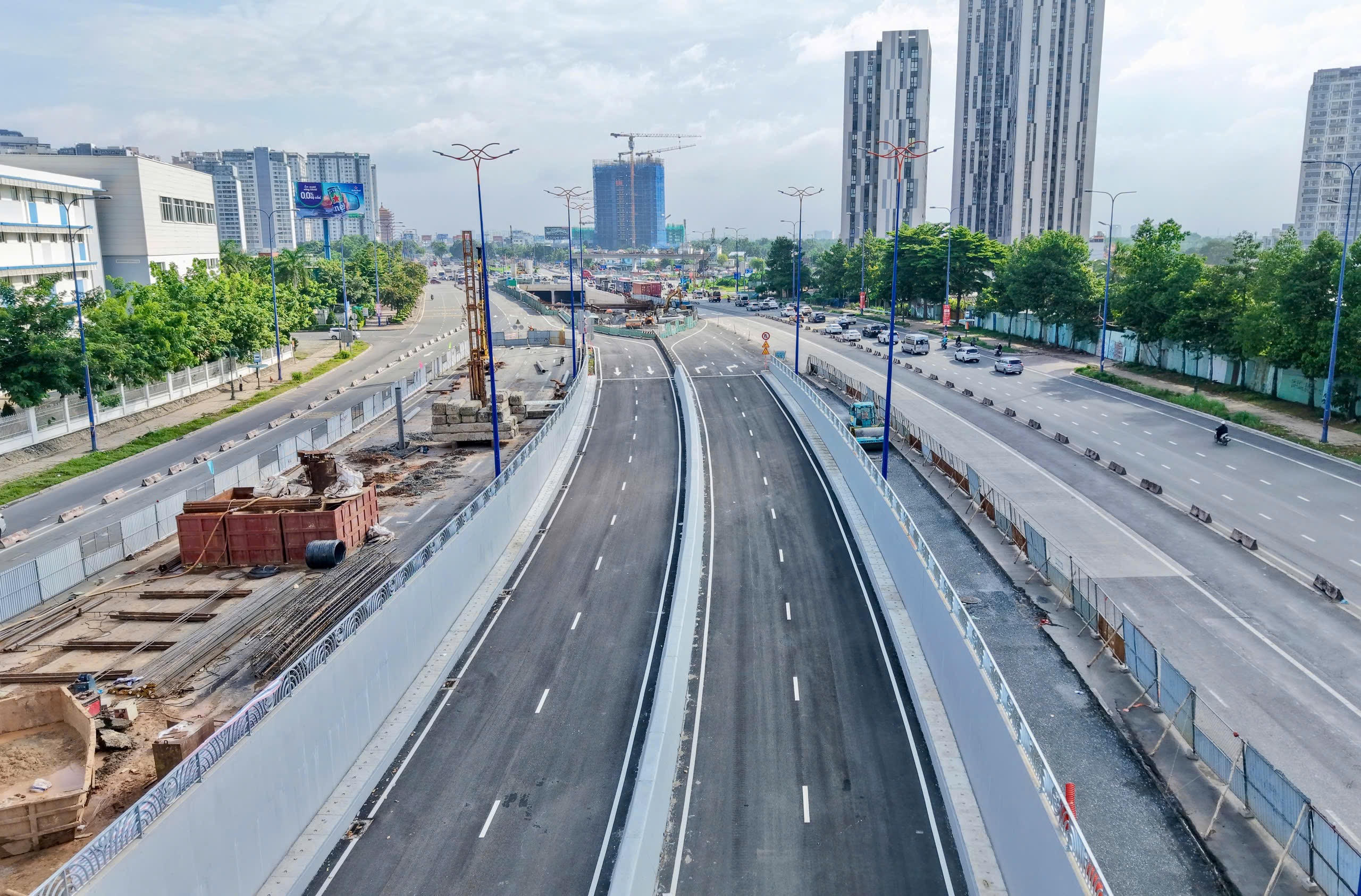 Mặc dù phải tới giữa năm 2026, dự án xây dựng nút giao An Phú (phường Bình Trưng, TP Hồ Chí Minh) mới hoàn thành nhưng ngay từ tháng 6/2025, một nhánh hầm chui nối vào đường cao tốc TP Hồ Chí Minh-Long Thành-Dầu Giây đã được đưa vào khai. Là nơi có áp lực giao thông thuộc loại lớn nhất TP Hồ Chí Minh, nhánh hầm chui đã giảm đáng kể áp lực giao thông khu vực thời gian qua. Ảnh: N.N.&nbsp;