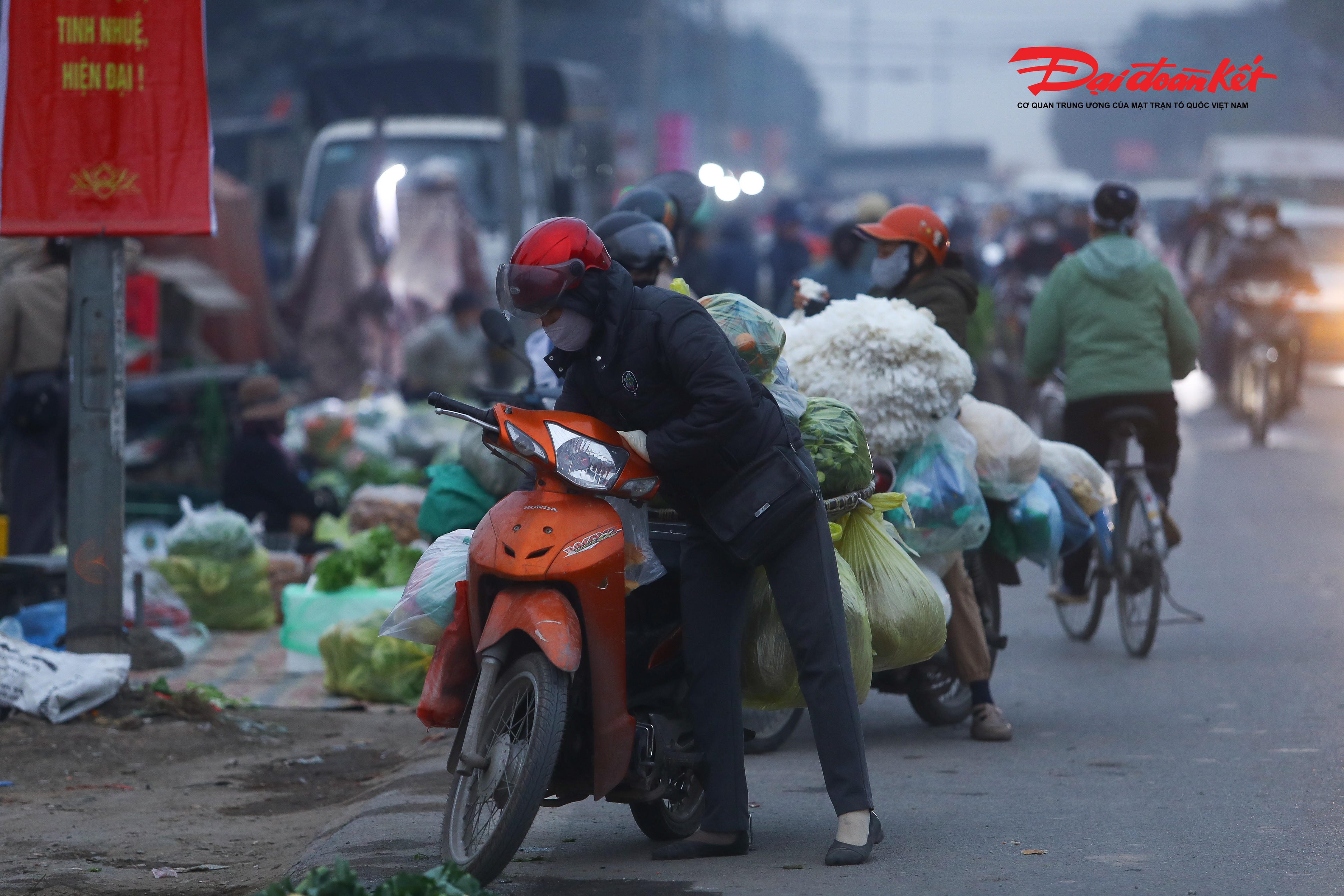 Khi thời hạn 30/1/2026 không còn xa, việc xử lý triệt để các chợ cóc, trong đó có điểm nóng gần cầu Mai Lĩnh, không chỉ là yêu cầu về mặt quản lý đô thị, mà còn là giải pháp cấp thiết nhằm bảo vệ an toàn tính mạng cho người tham gia giao thông và xây dựng hình ảnh Thủ đô văn minh, trật tự.