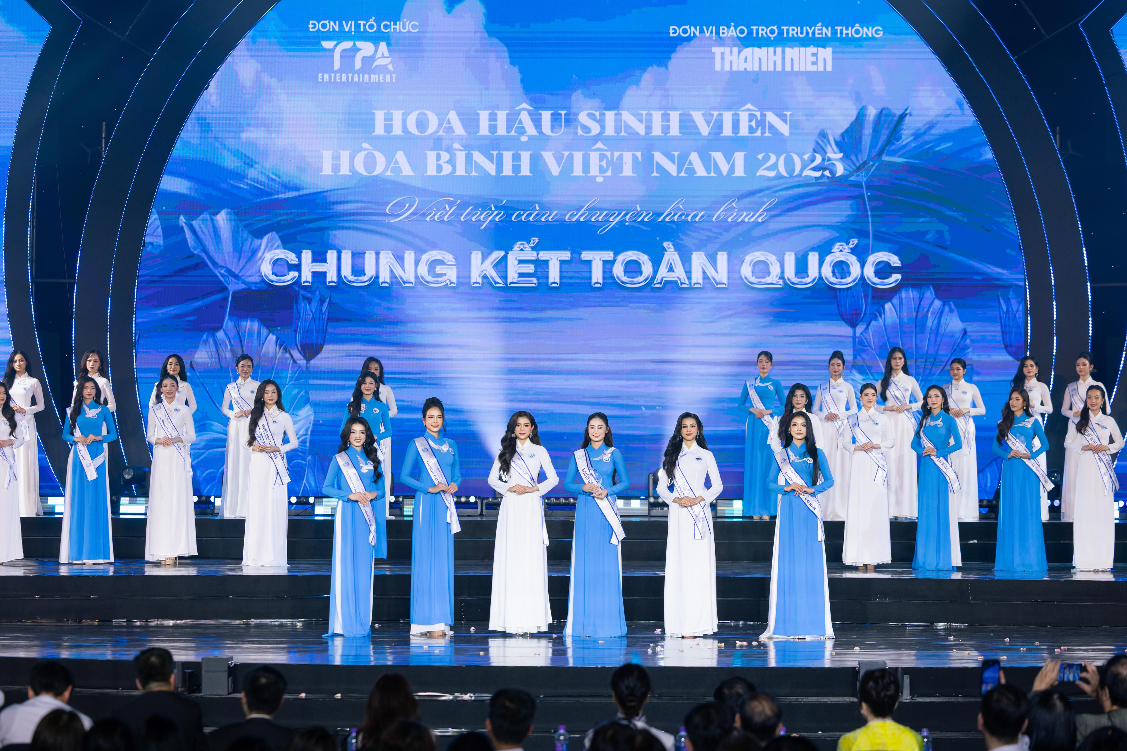 Các thí sinh trong trang phục áo dài.